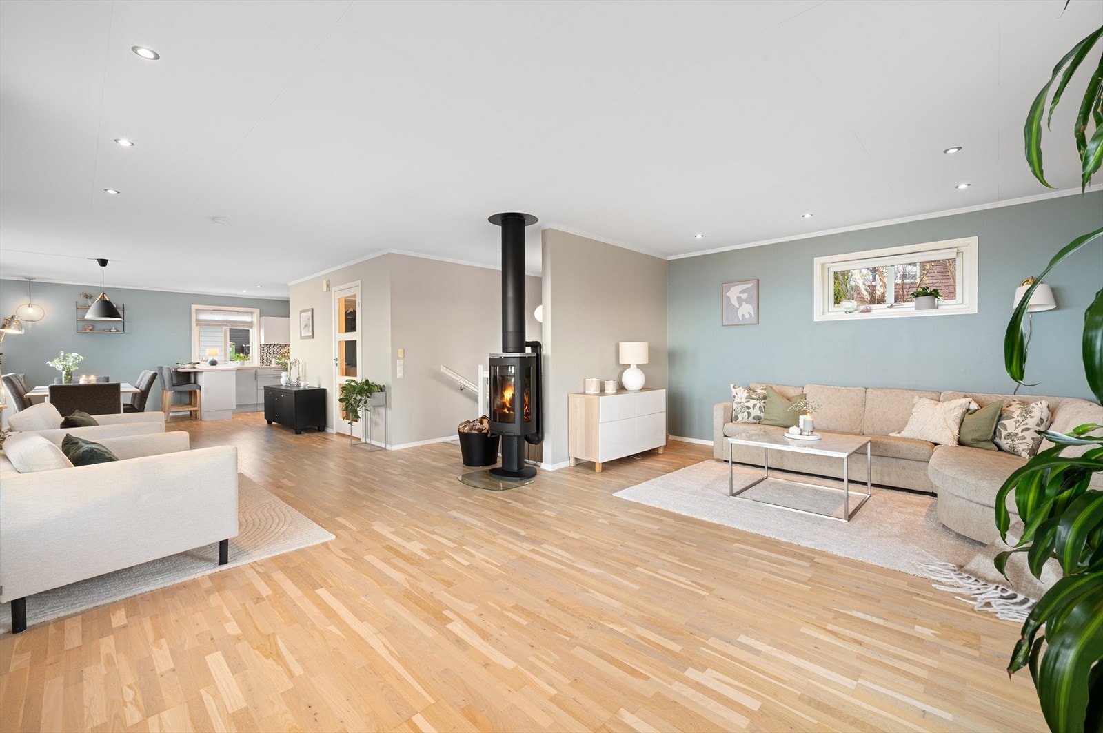 Boligen nyter av behagelig oppvarming fra peis, som varmer godt på kalde vintersdager. Galleribilde