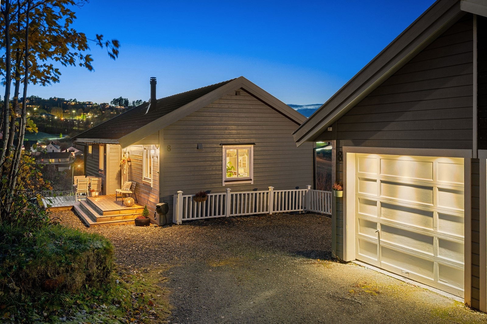 Skogstien 8 ligger i et attraktivt og etterspurt boligområde i Saksvik med barnevennlige omgivelser. Galleribilde