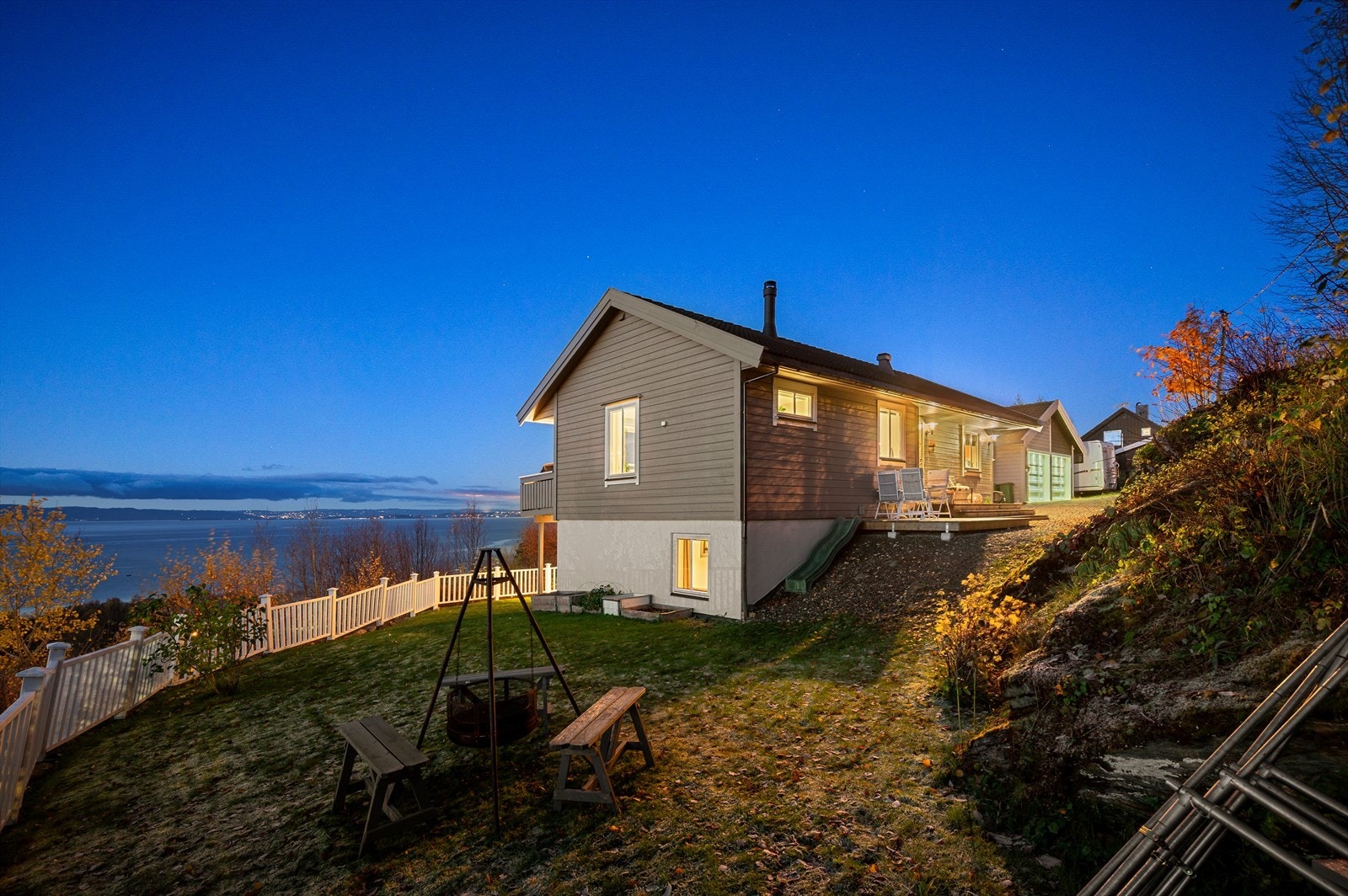 Eiendommen ligger i et rolig boområde innerst i blindvei. Galleribilde