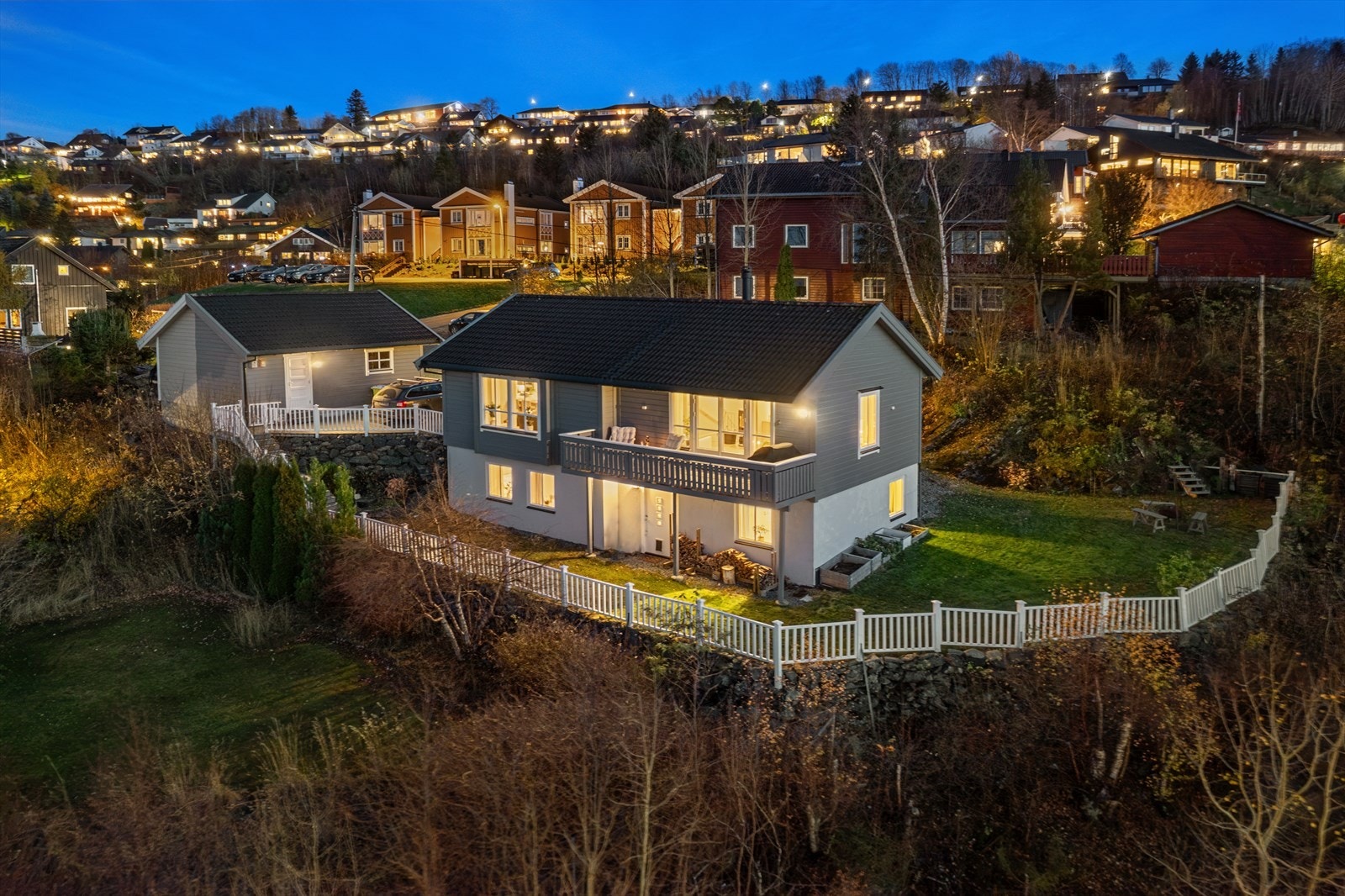 Eiendommen har en fint opparbeidet tomt på ca. 510m². Galleribilde