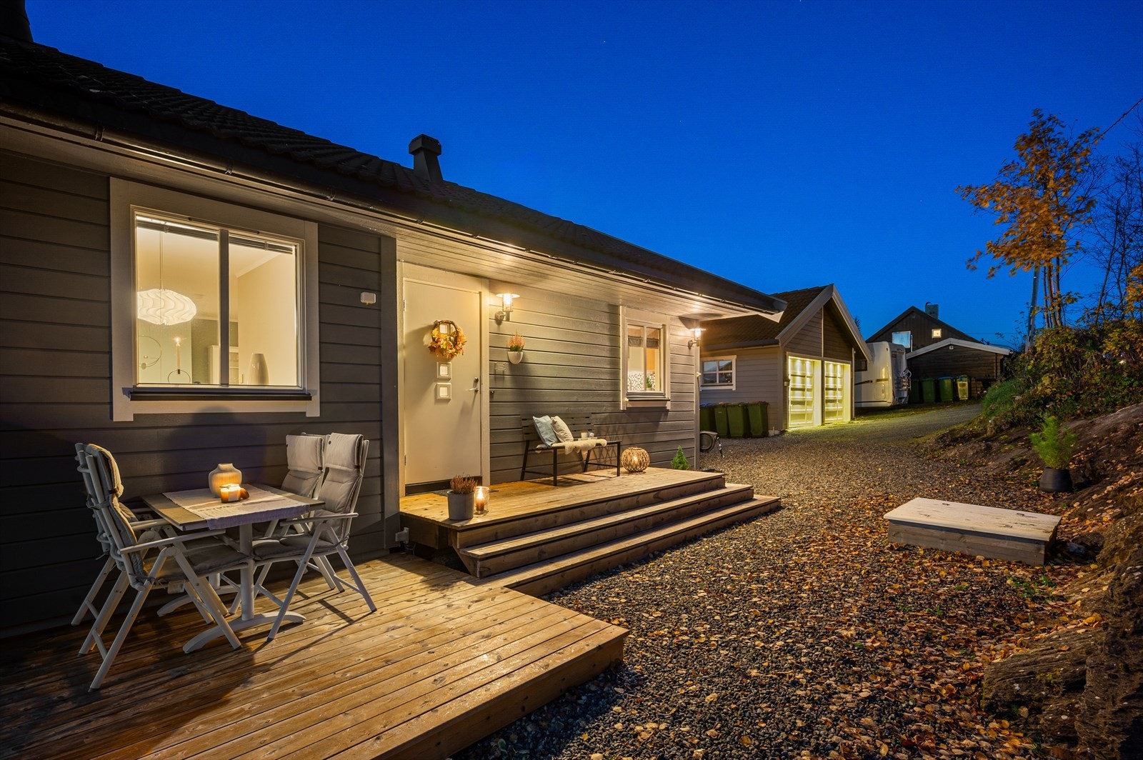 Boligen disponerer halve dobbeltgarasjen sammen med nabo. Galleribilde