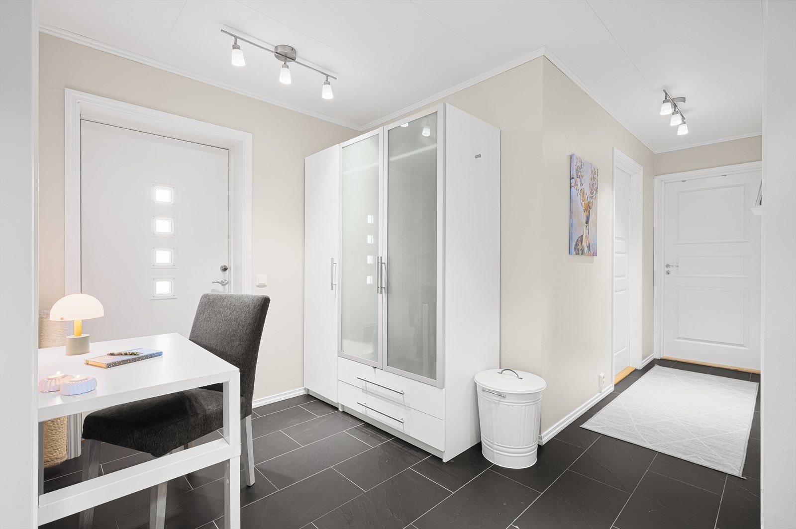 Gangen er på 17m² med varme i gulv. Galleribilde