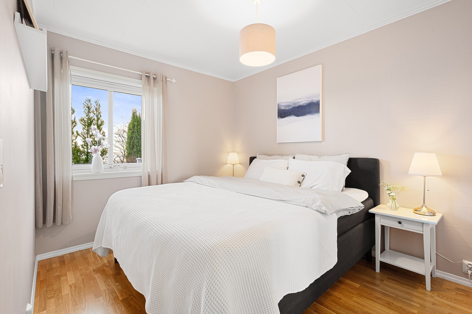 Flott og lyst soverom på 9,9m² med plass til ønsket sengestørrelse. Galleribilde