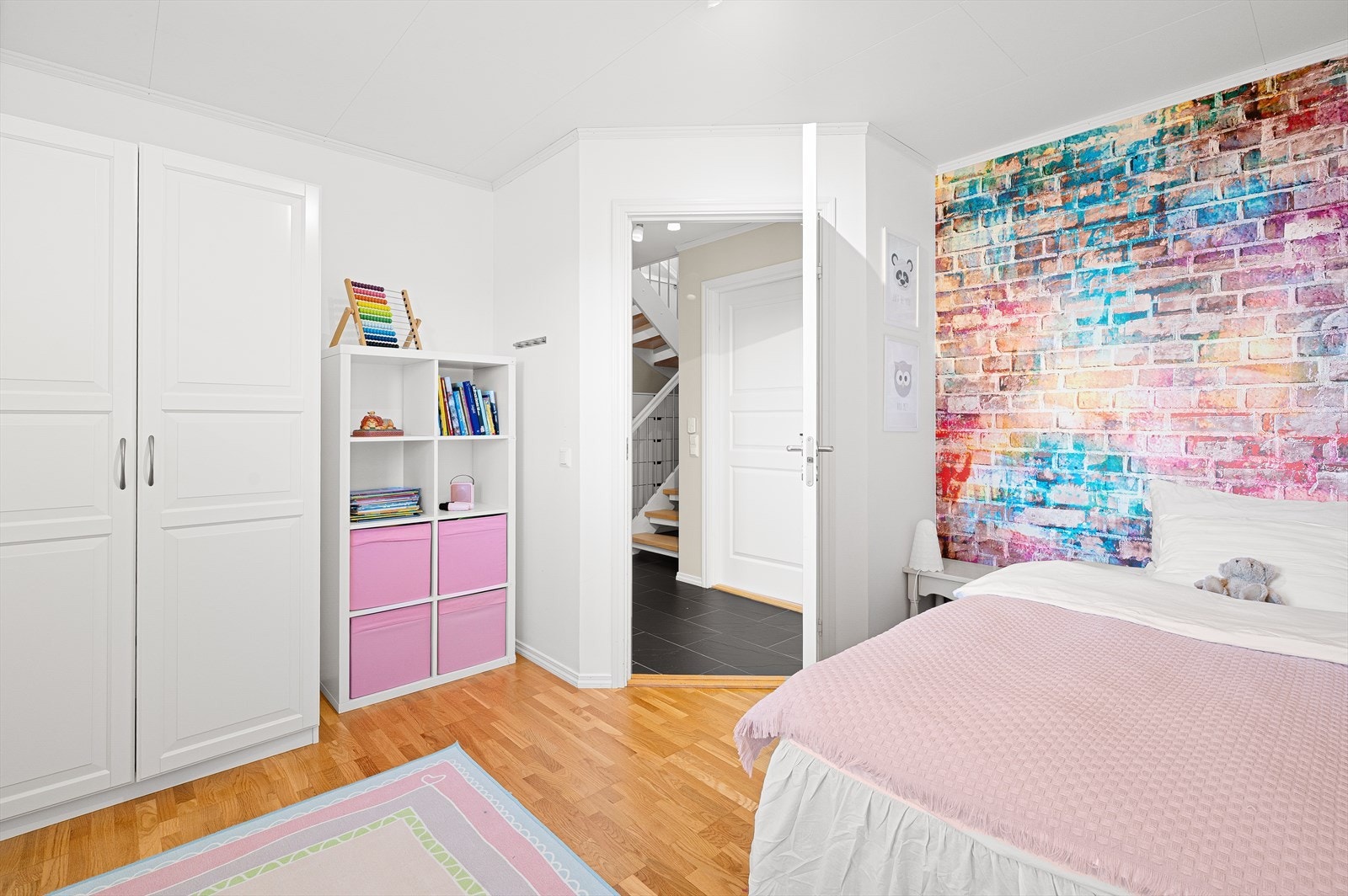 Romslig soverom på 9,9m² med god plass til ønsket sengestørrelse og innredning. Galleribilde