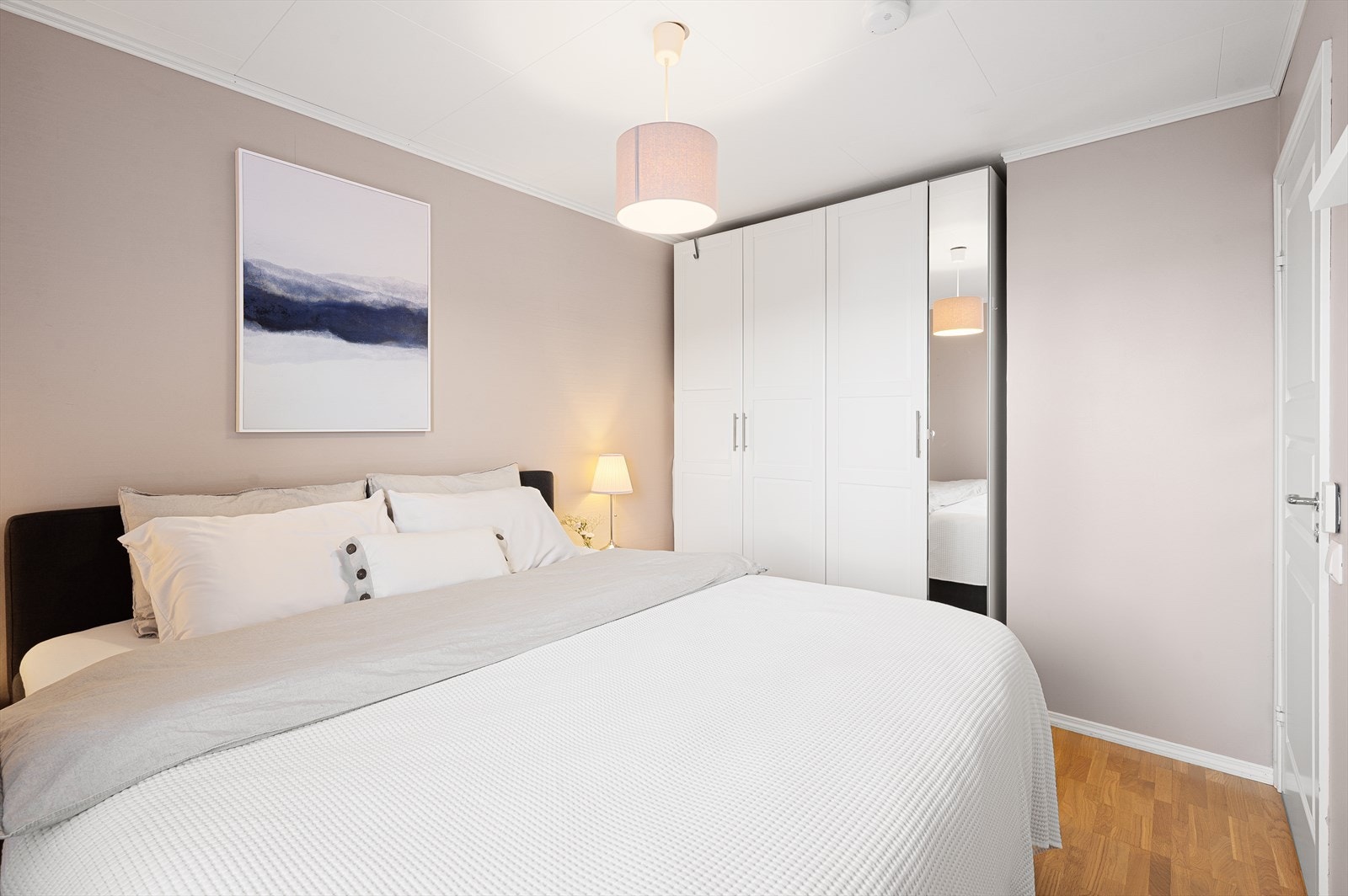 Soverommet har varme i gulv. Galleribilde