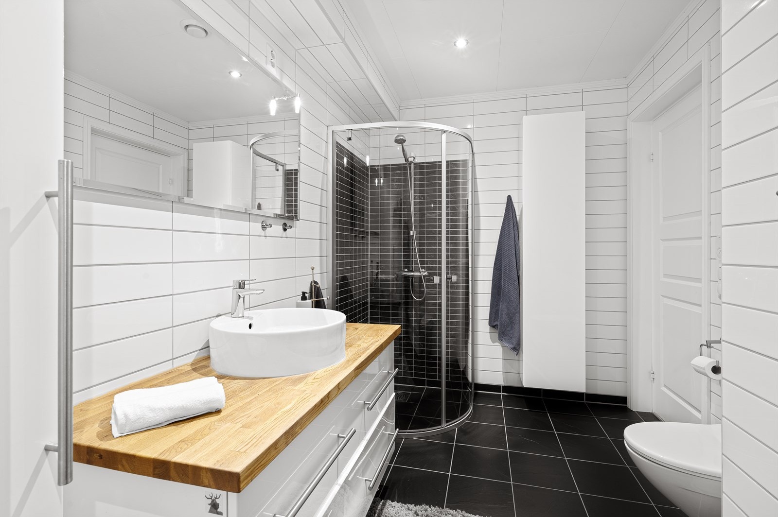 Badet er på 6,8m² med varme i gulv. Galleribilde