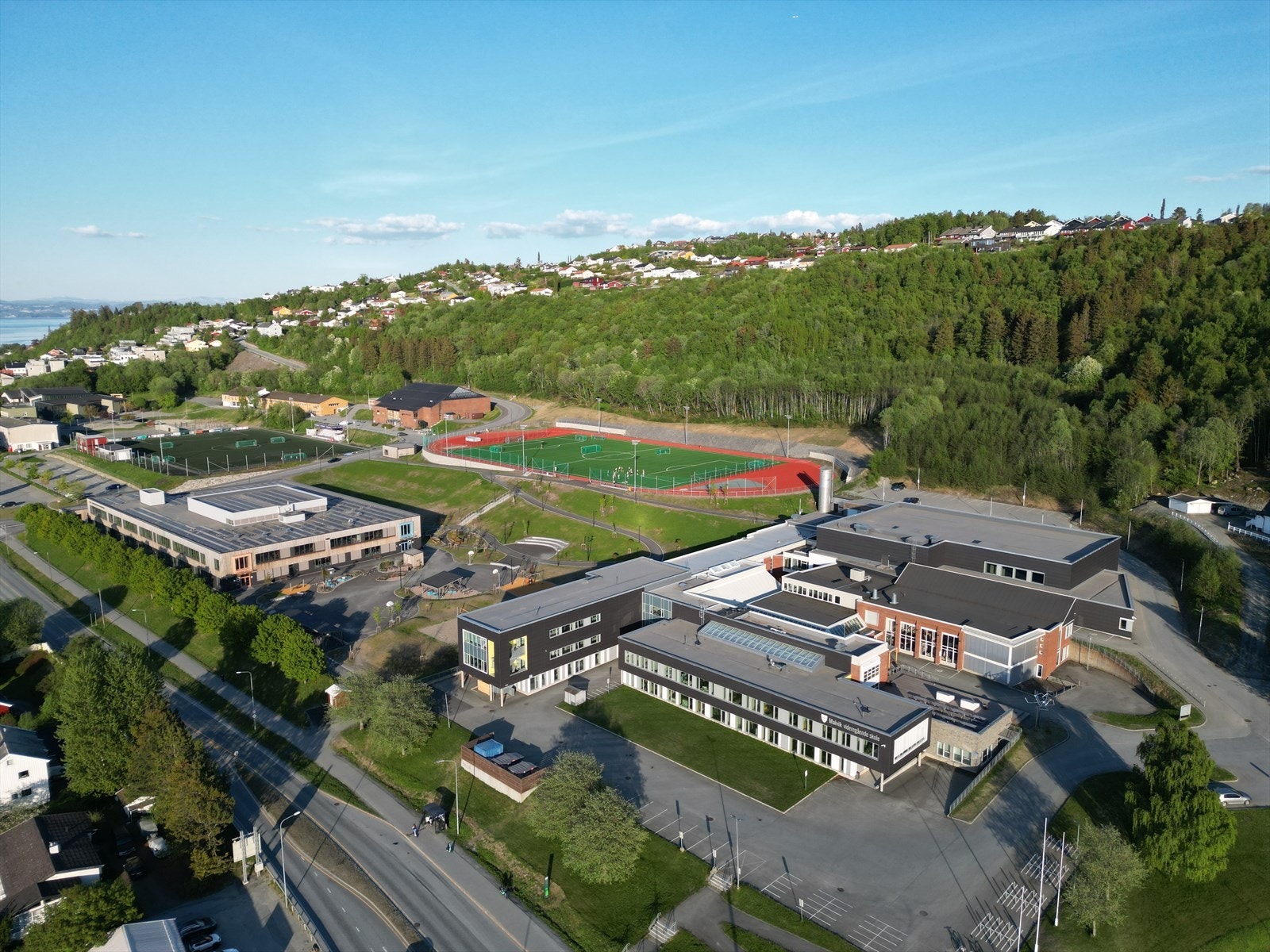 Gang og sykkelavstand til Viksletta med 2 fotballbaner, Malvikhallen, Fylkeshallen på Malvik VGS og Vikhammer ungdomsskole. Galleribilde