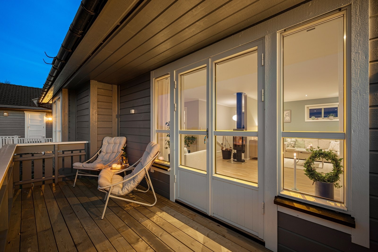 Fra balkongen kommer man direkte inn til stuen. Galleribilde