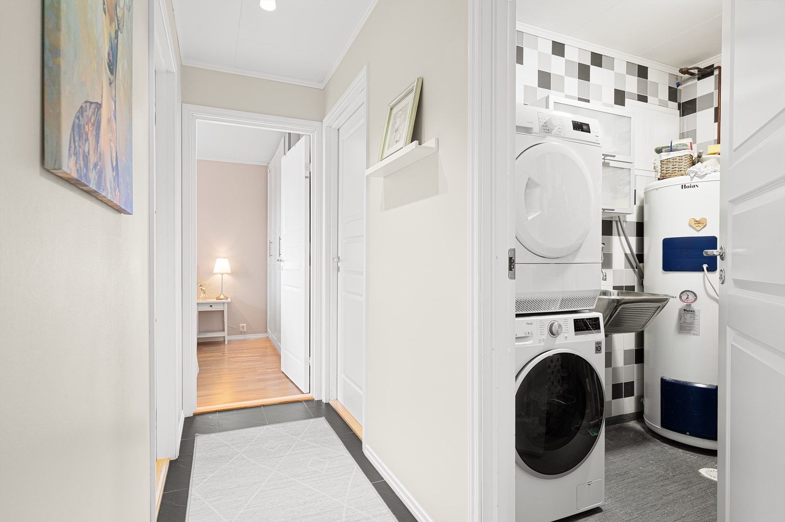 Vaskerom på 4m² med opplegg for vaskemaskin, utslagsvask og varmtvannsbereder. Galleribilde