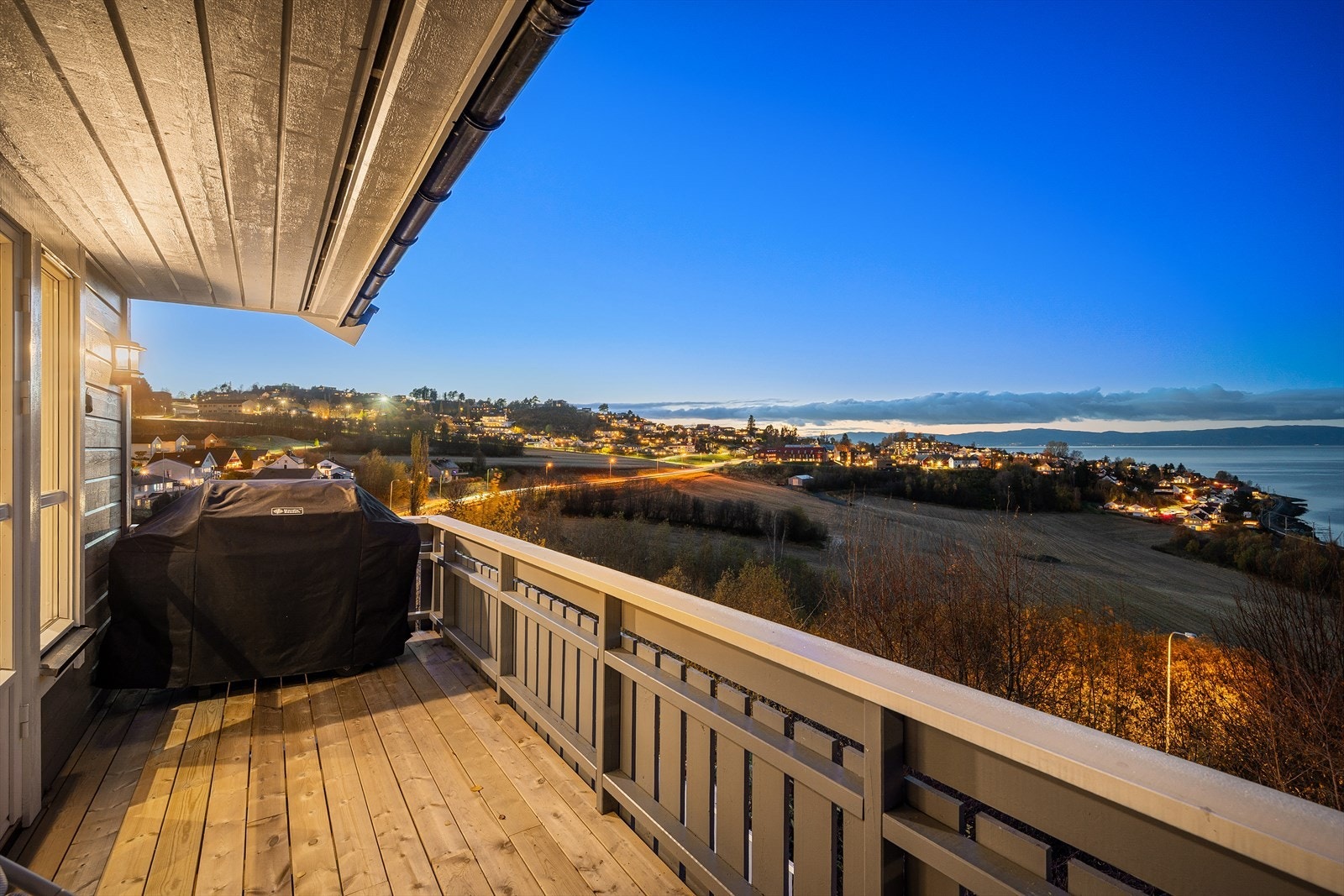 Fantastisk solforhold og fjordutsikt fra balkong på 10m². Galleribilde