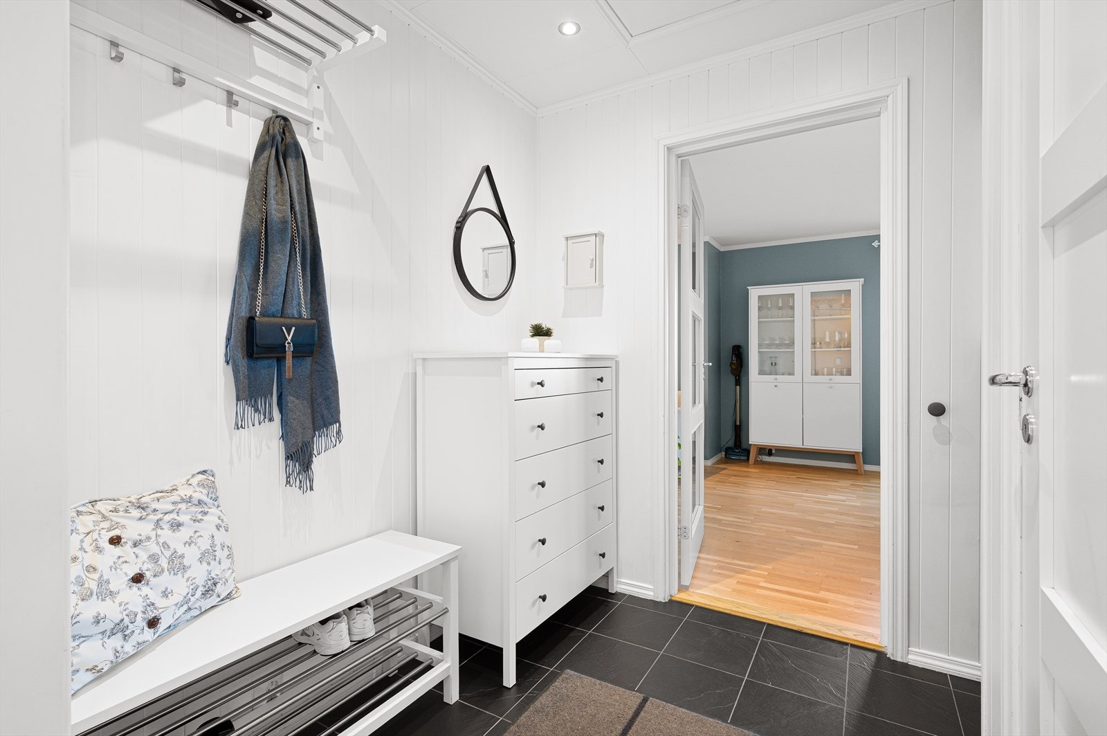 Gangen er på 4,5m² med varme i gulv. Galleribilde