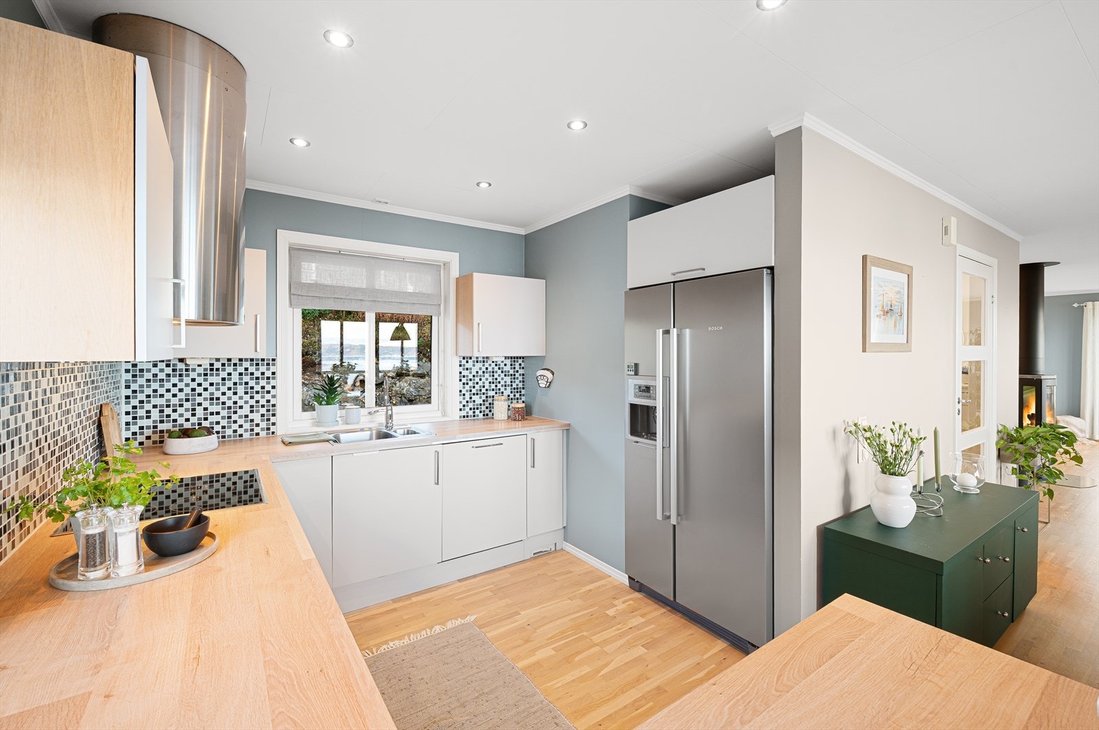 Kjøkkenet har godt med skap- og benkeplass. Galleribilde