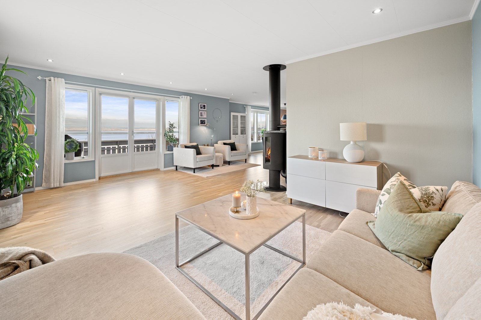 Rikelig med naturlig lysinnslipp fra de store vindusflatene. Galleribilde