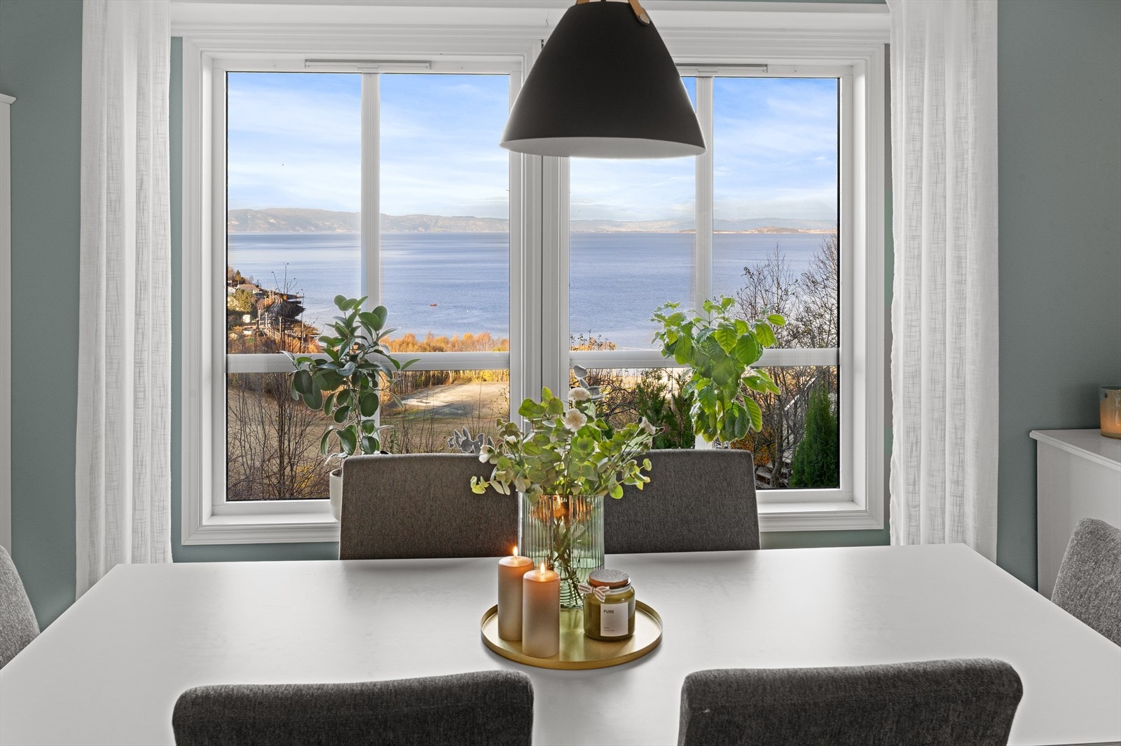 Ved spisebordet kan man nyte den flotte fjordutsikten. Galleribilde