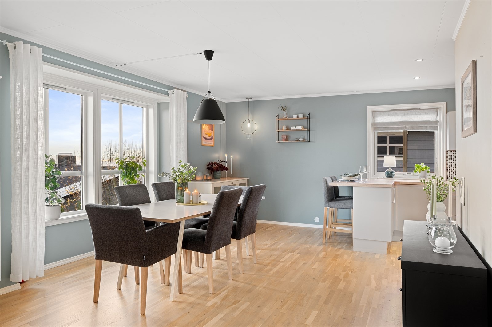 Med en fin overgang fra stue til kjøkken har man plass til stort spisebord. Galleribilde