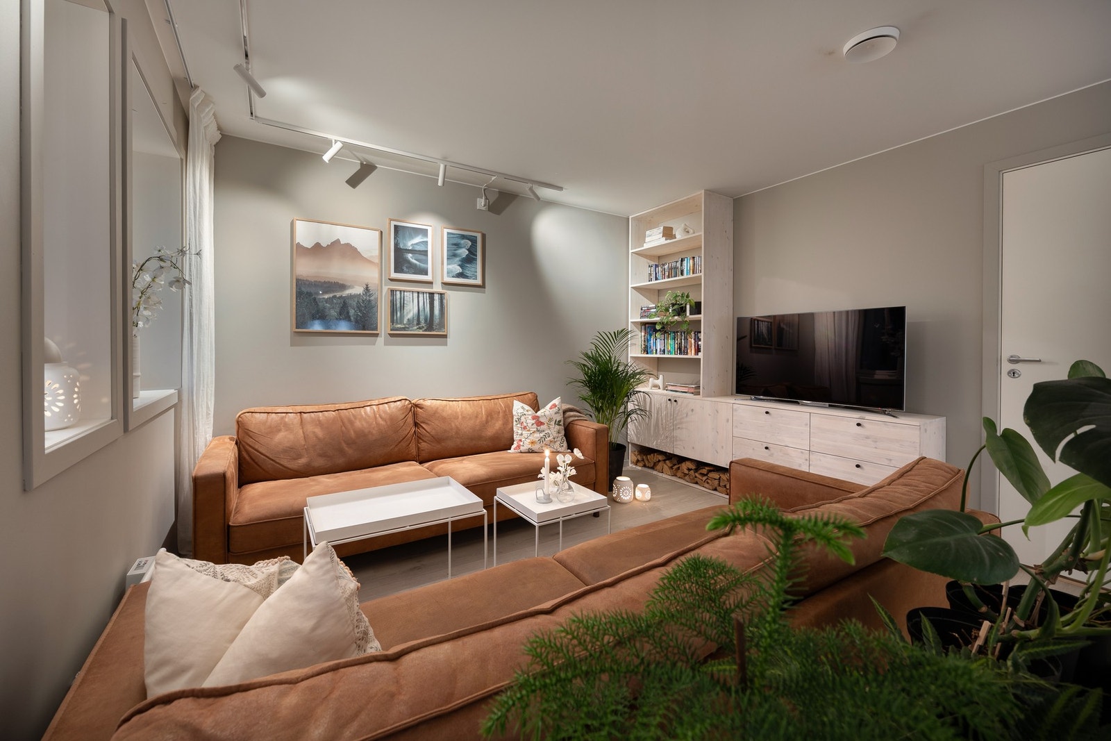 Den åpne stuen oppleves som svært innbydende med store vindusflater som slipper inn rikelig med naturlig lys. Galleribilde