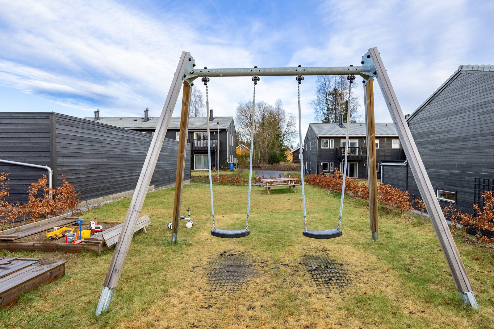 Felles eiet tomt i sameiet på 1 126 kvm. Tomten er pent opparbeidet med grøntarealer, lekeplass, samt asfalterte internveier og parkeringsarealer. Galleribilde