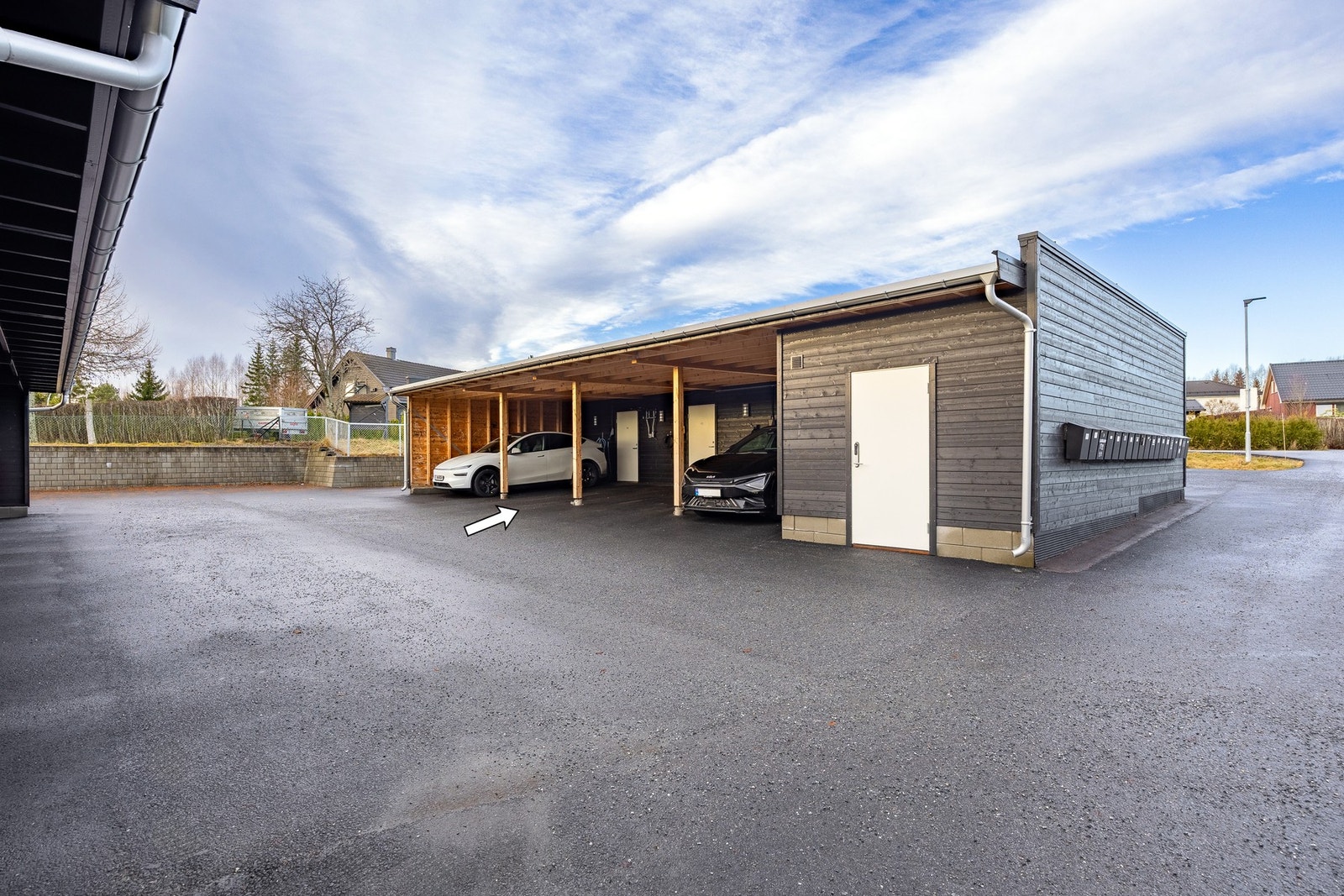 Leiligheten disponerer èn parkeringsplass i carport. Det er montert elbil-lader.
Praktisk ekstern utebod (isolert) på ca. 6 kvm i tilknytning til carporten. Øvrig parkering på sameiets fellesområde etter området gjeldende bestemmelser. Galleribilde