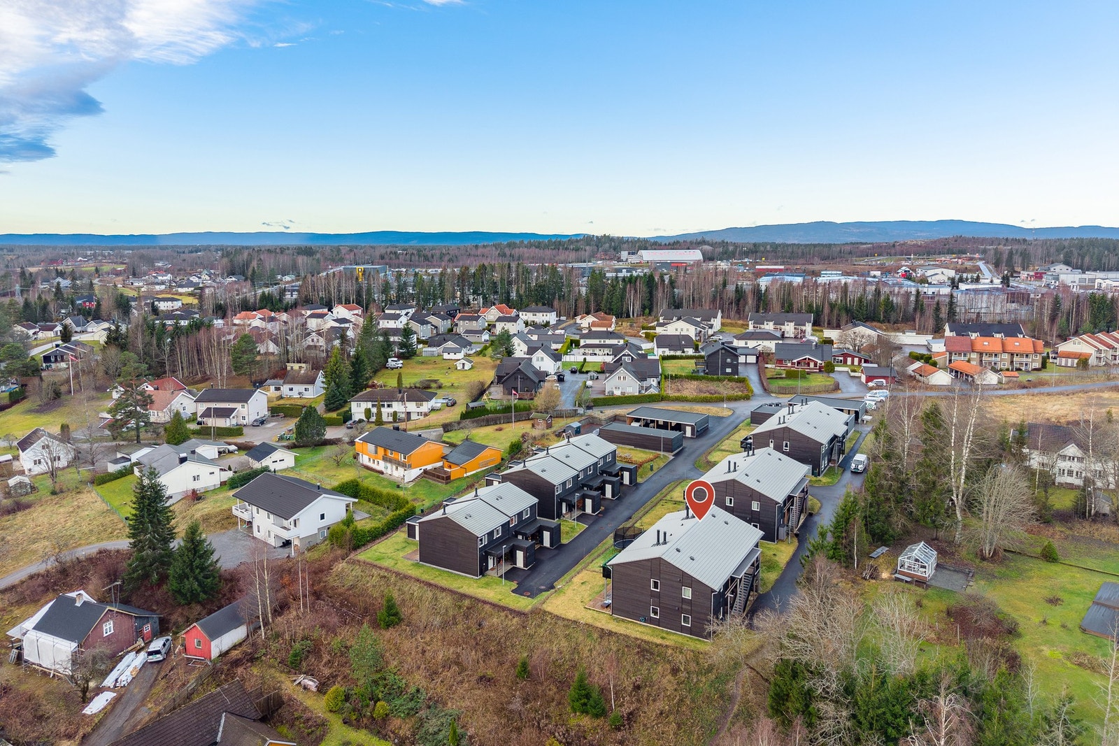 Fra eiendommen er det kort avstand til barnehager, skoler, idrettsanlegg og offentlig kommunikasjon. Eiendommen sokner til Dal skole med tilhørende SFO ( 1 km) og Råholt ungdomsskole (5 km). Dagligvarehandelen kan gjøres ved bl.a. Coop Prix Dal (1,6 km) o Galleribilde
