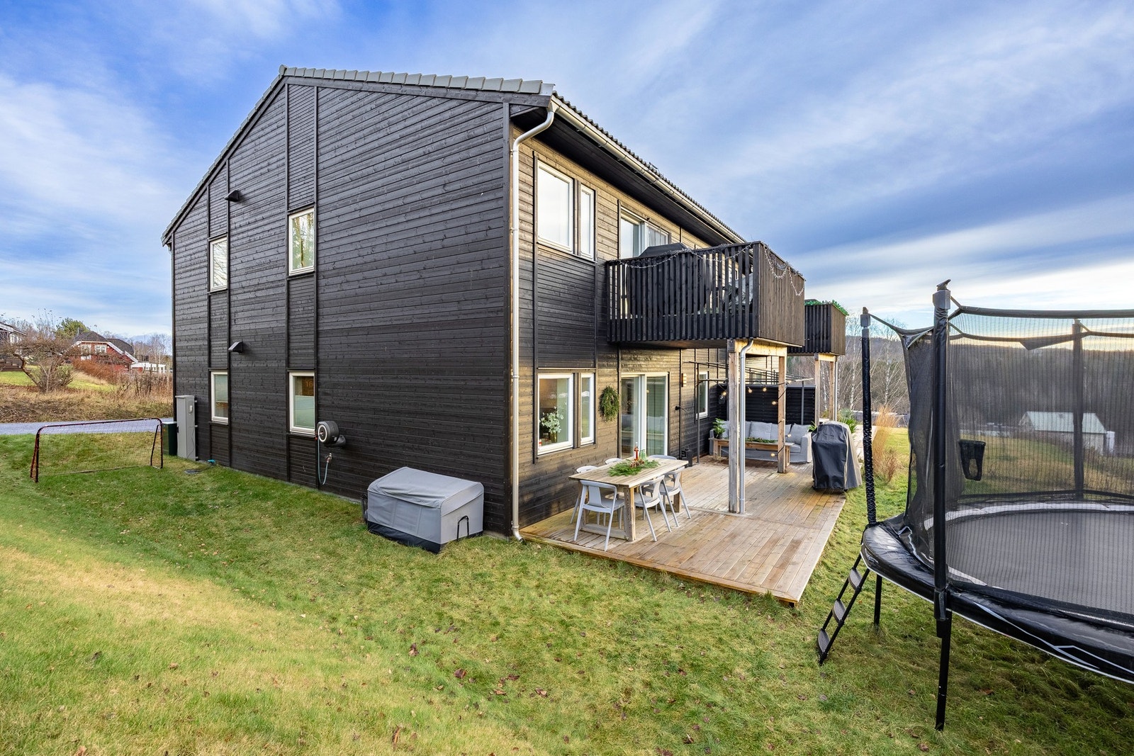 Leiligheten er beliggende i barnevennlige og naturskjønne omgivelser på Dal i Eidsvoll kommune. Leiligheten disponerer naturlig tilstøtende areal av fellesarealer iht. sameiets vedtekter. Galleribilde