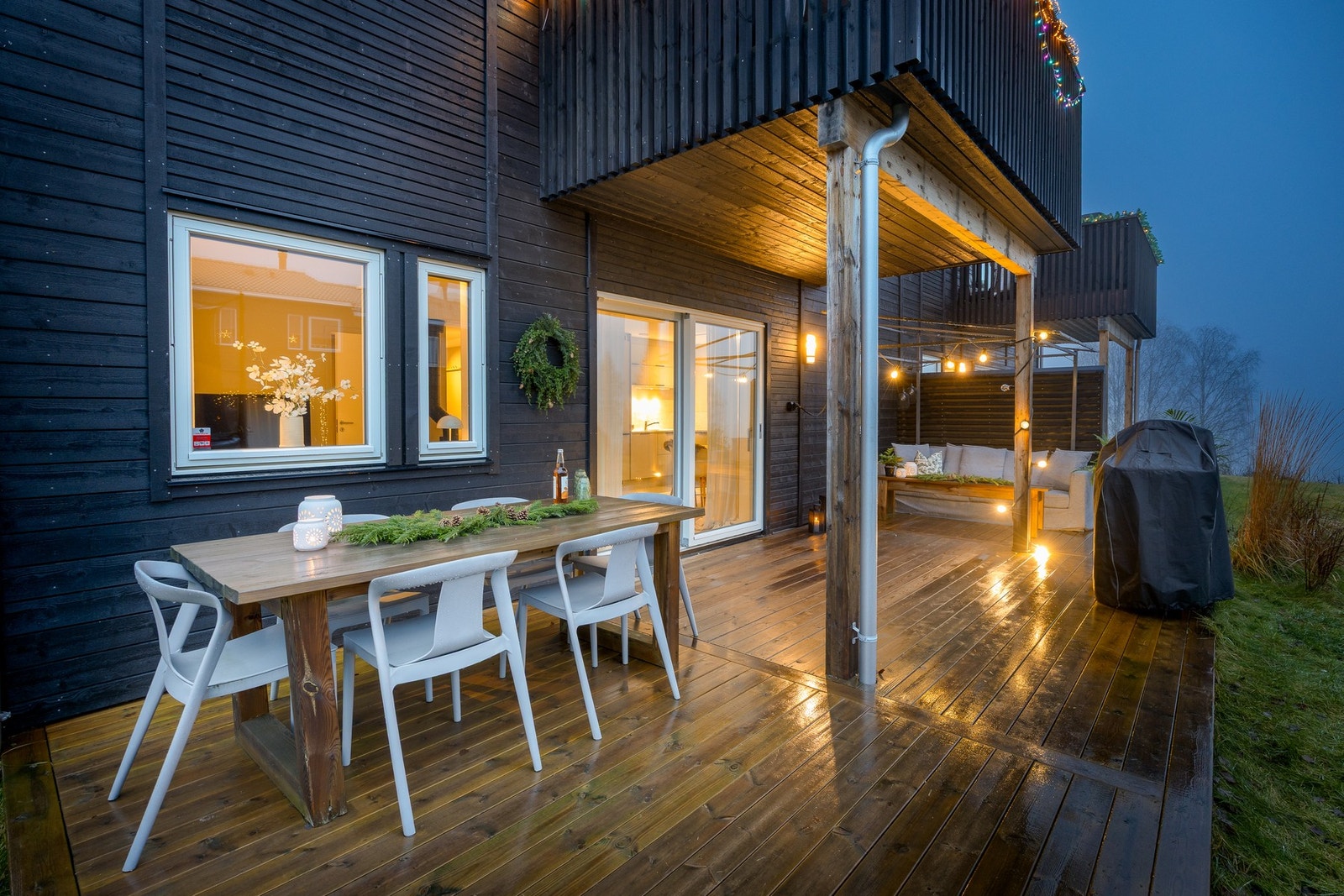 Her er det god plass til utemøblement og grill etter eget ønske og behov. Leiligheten disponerer naturlig tilstøtende areal av fellesarealer iht. sameiets vedtekter. Galleribilde