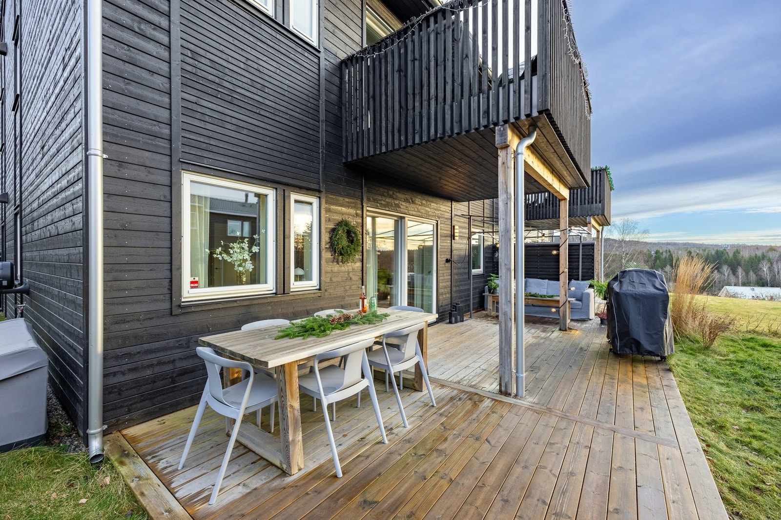 Området har nærhet til skole, barnehage, lekeplass, dagligvarebutikk, offentlig kommunikasjon, samt flott turterreng. Galleribilde