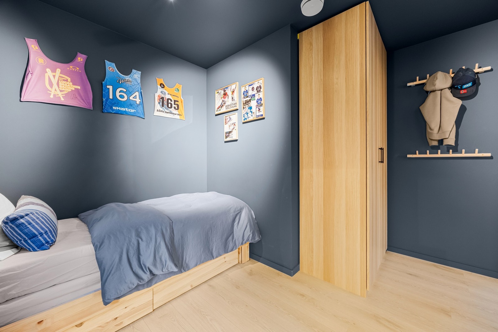 Rommene har god plass til seng med tilhørende nattbord, samt oppbevaringsmuligheter i garderobeskap. Galleribilde