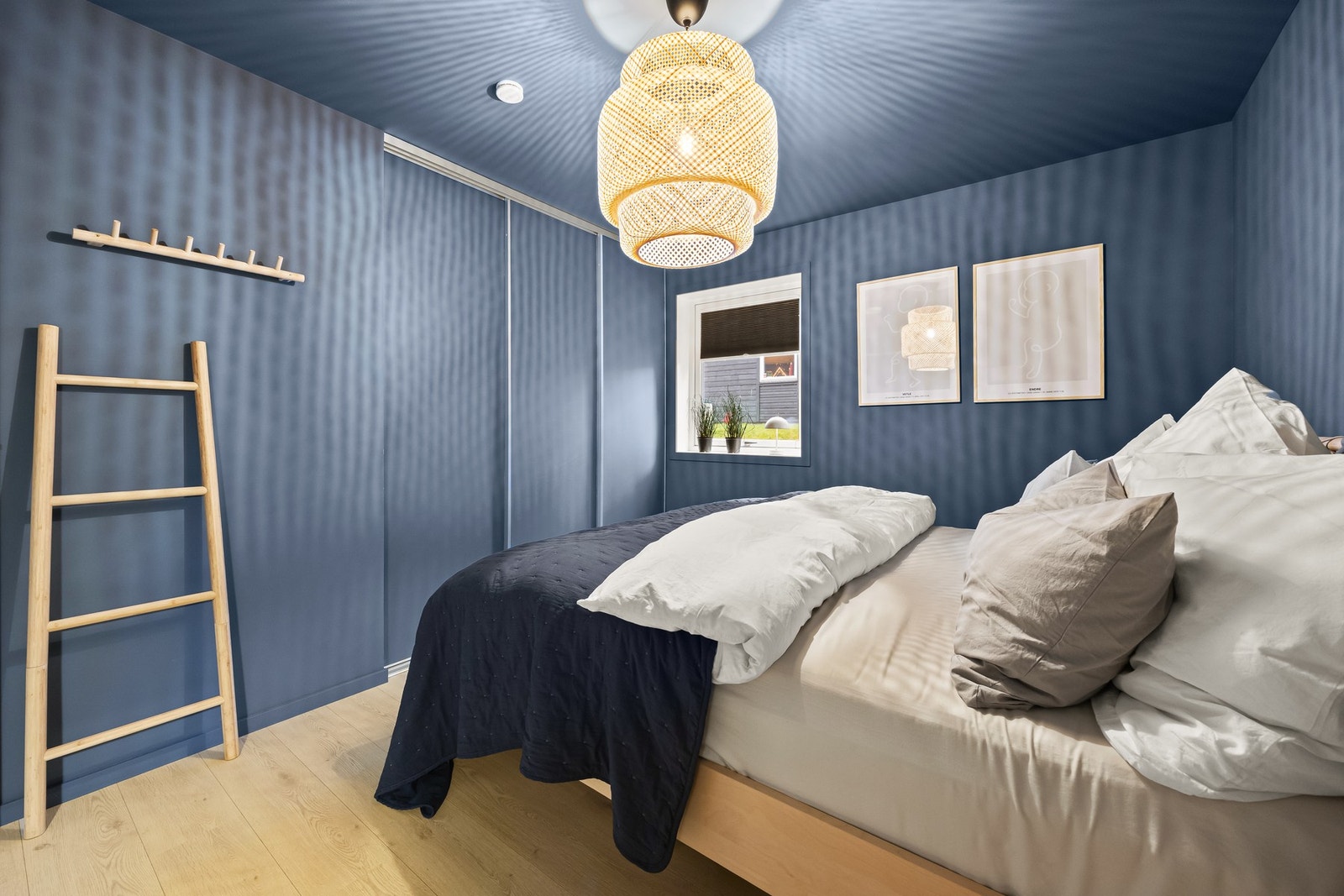 Hovedsoverommet har malte overflater, laminat på gulv og store vindusflater. Her er det god plass til dobbeltseng med tilhørende nattbord på hver side, samt gode oppbevaringsmuligheter i plassbygget skyvedørsgarderobe. Galleribilde