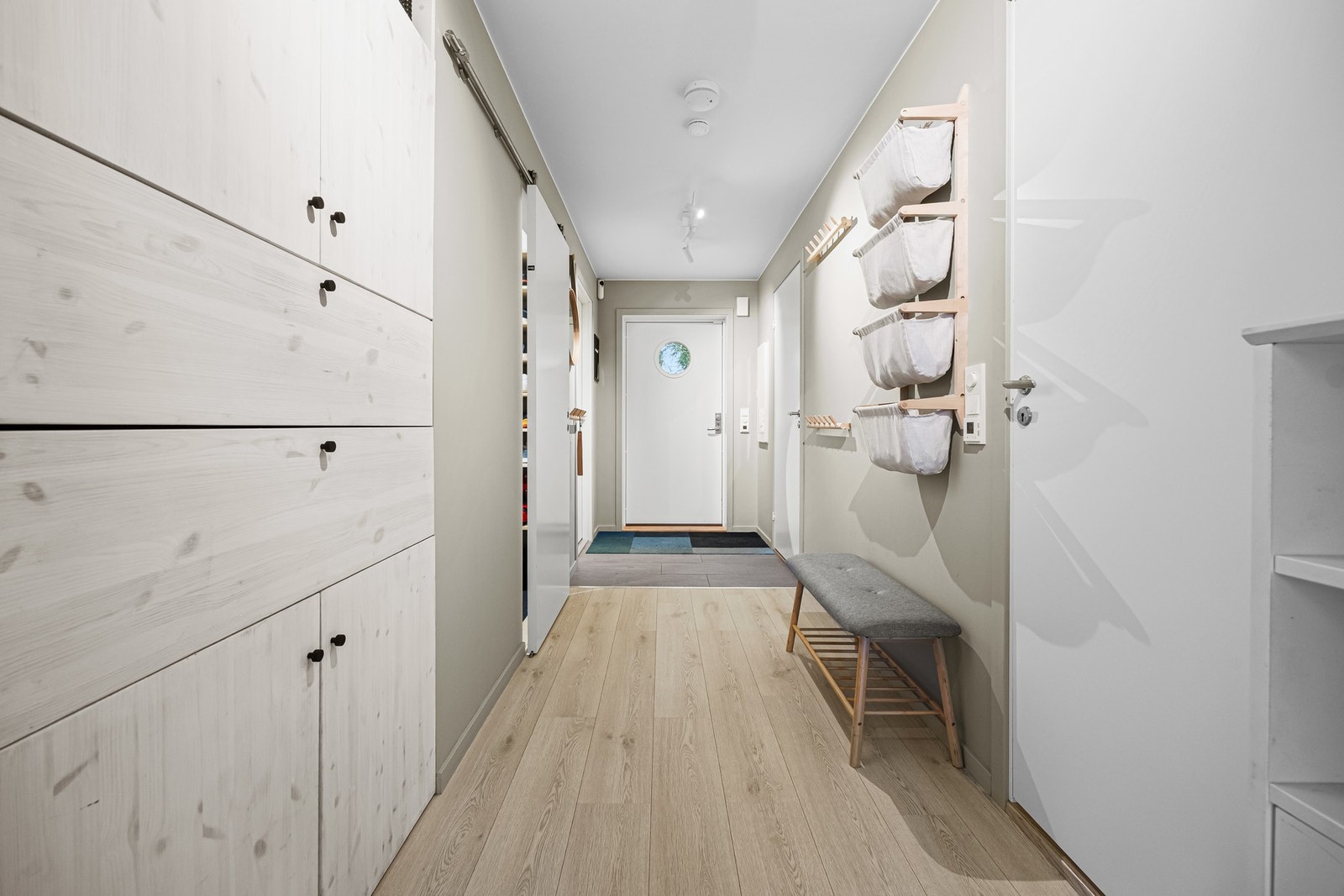 Fra gangen er det adkomst til to soverom, samt en praktisk innvendig bod/teknisk rom. Det er bygget et integrert skap i gangen - perfekt for oppbevaring av klær og sko! Galleribilde