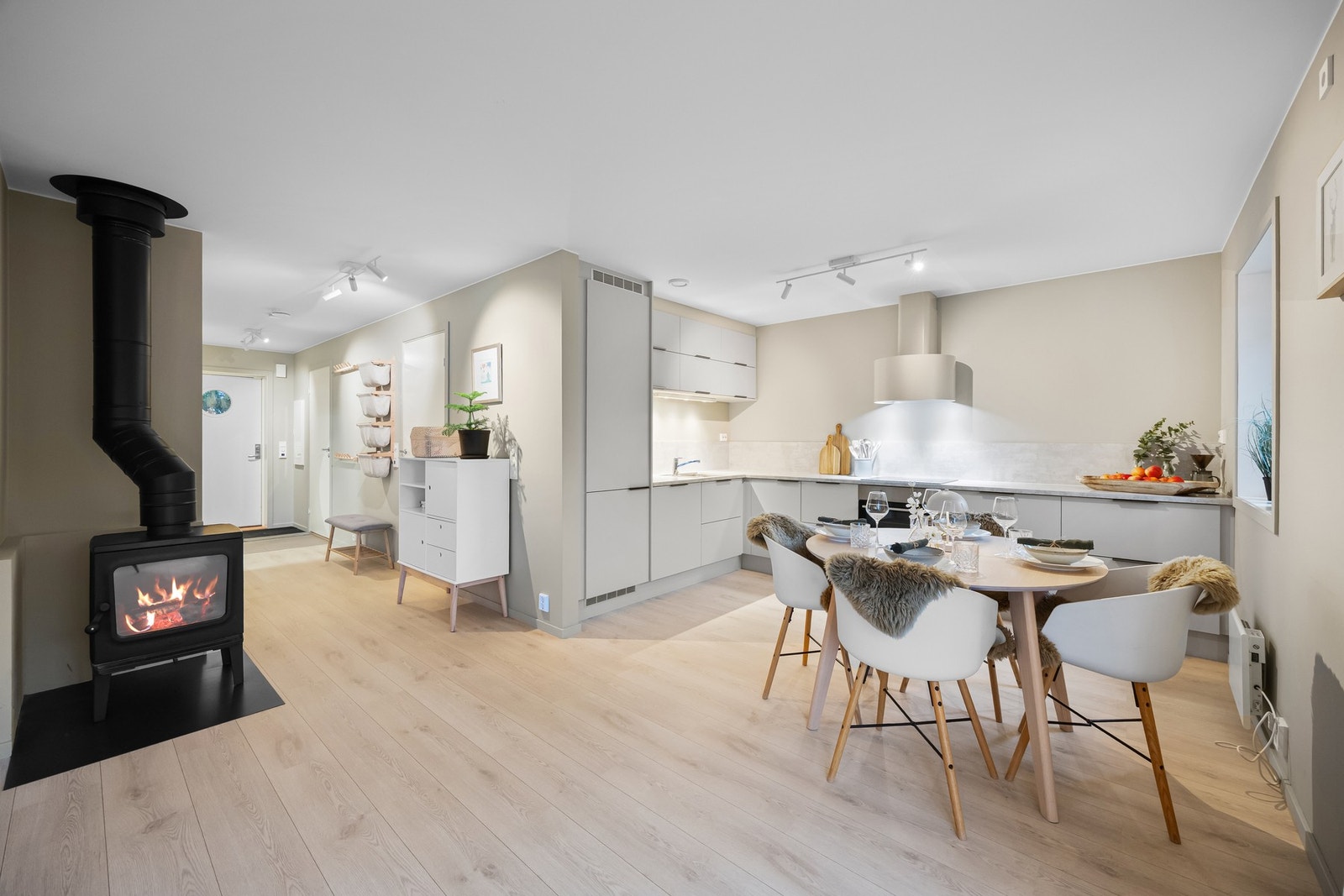 Leiligheten har en smart planløsning m/BRA-i på 83 kvm, samt gjennomført god kvalitet i materialvalgene. Galleribilde