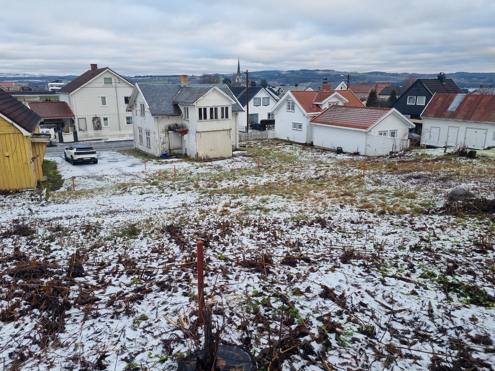Bilde tatt fra øvre del av tomta med utsyn utover. Galleribilde