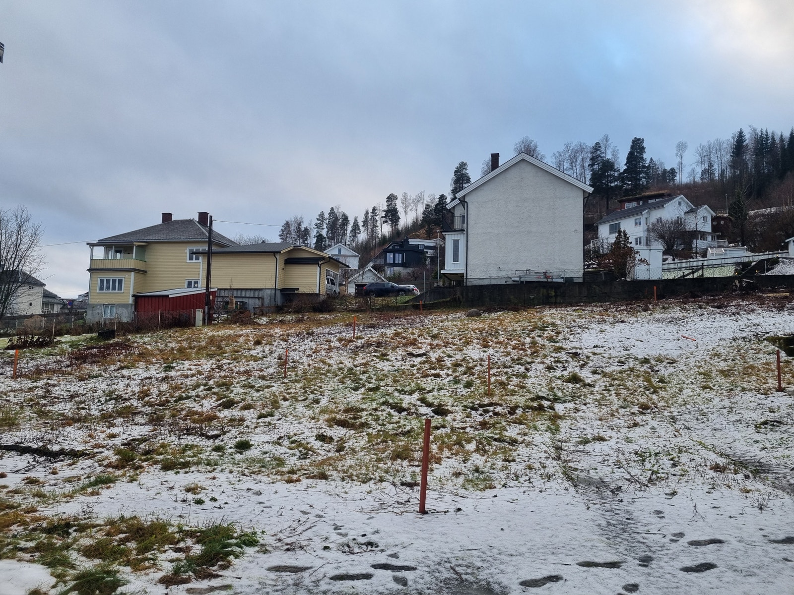 Bilde tatt fra nedsiden mellom hvit og gul bolig Galleribilde