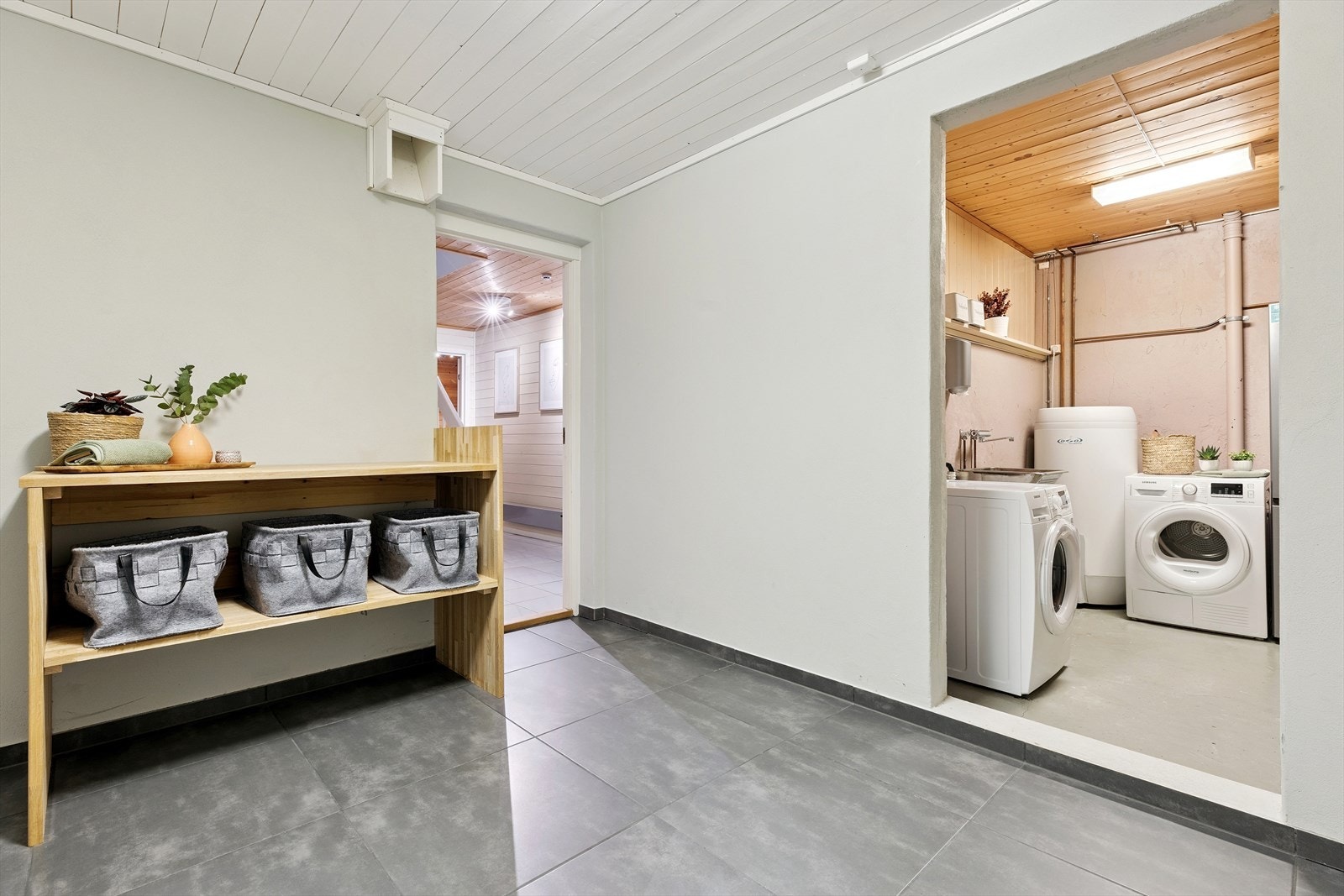 Fra dette rommet har du direkte inngang til vaskerommet. Vaskerommet har opplegg for både vaskemaskin og tørketrommel samt at varmtvannsberederen er plassert her nede. Galleribilde