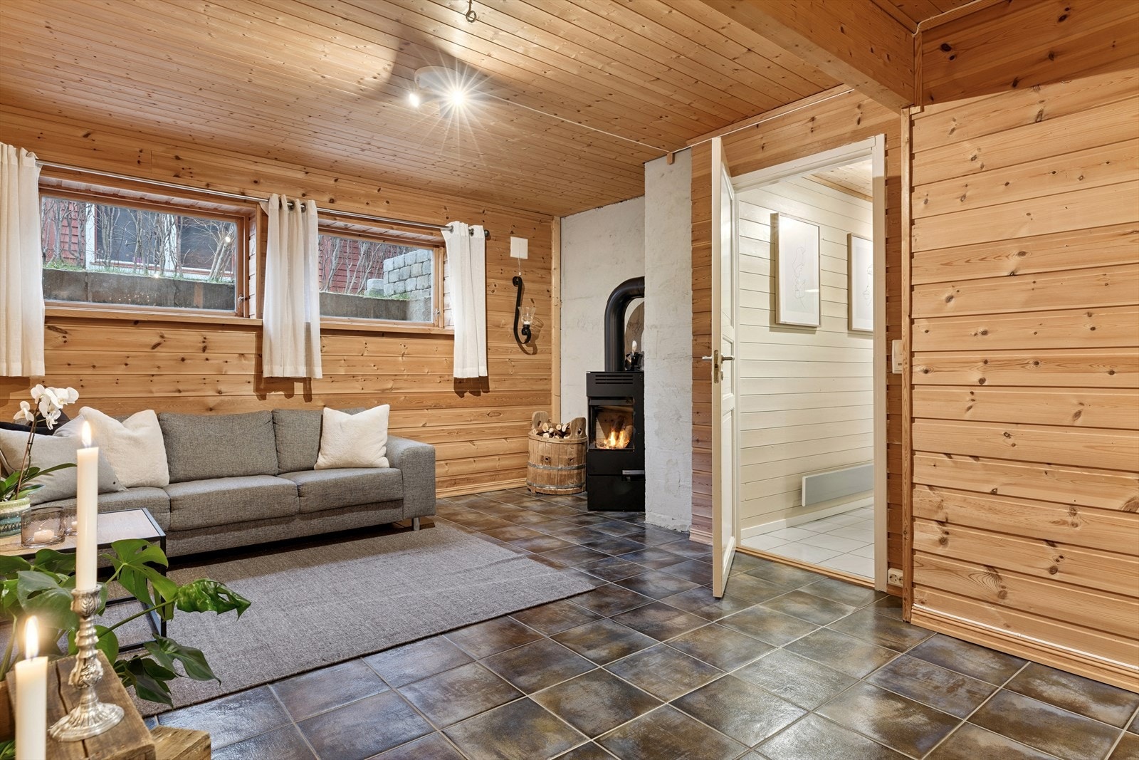 Det opprinnelige hobbyrommet er innredet som en kjellerstue (ikke godkjent til varig opphold) og det ble satt inn en vedovn her nede i 2019. Galleribilde
