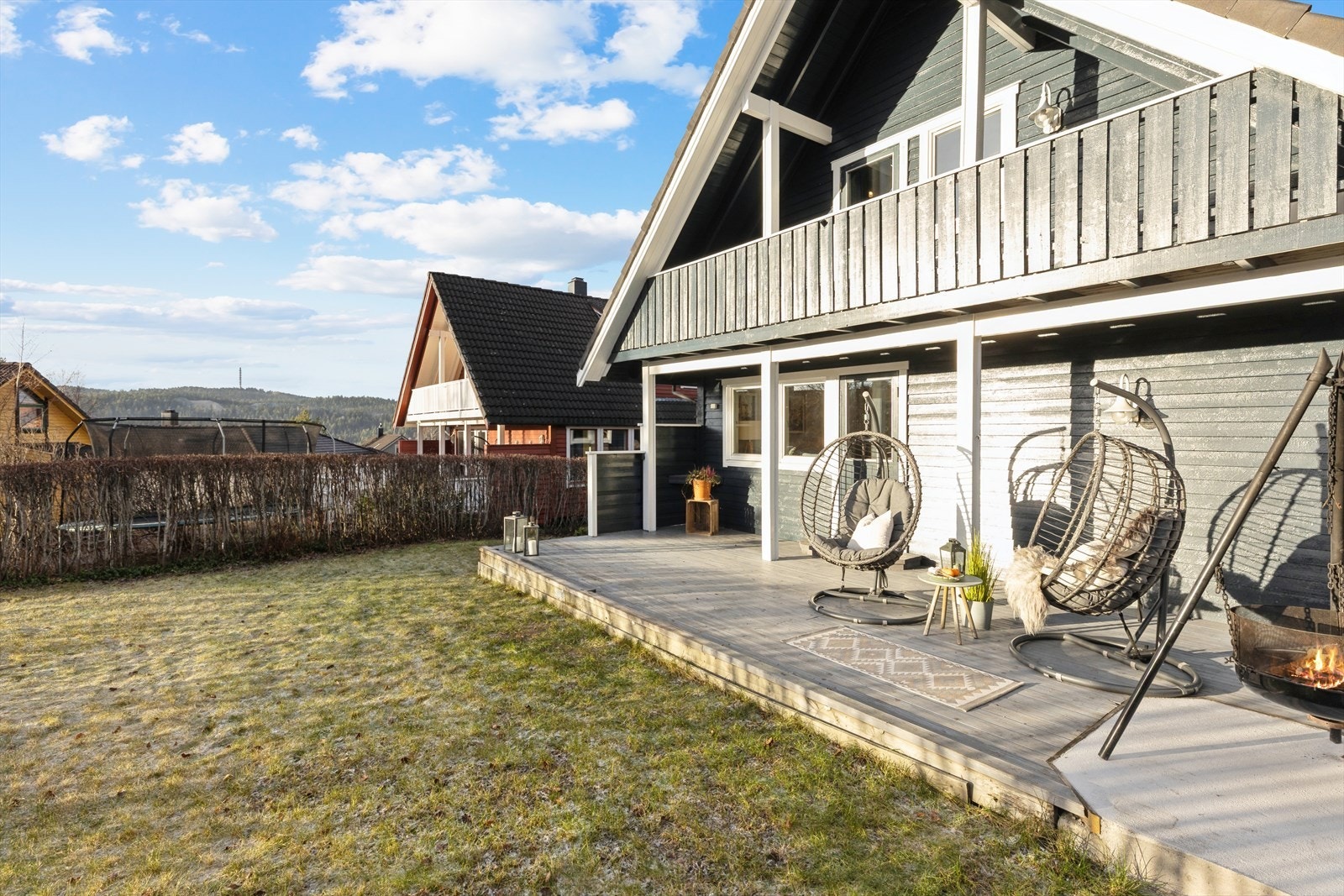 Passe stor, solrik hage med drivhus på langsiden av huset - her kan hele familien trives. Galleribilde