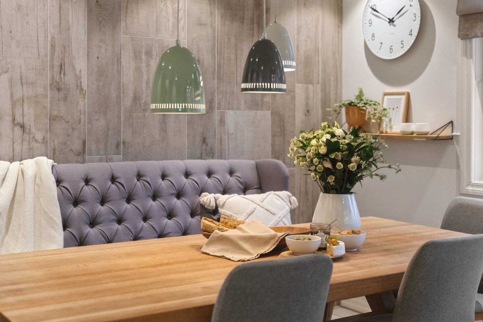 Spisestue og kjøkken blir et naturlig samlingspunkt i hverdagen. Galleribilde