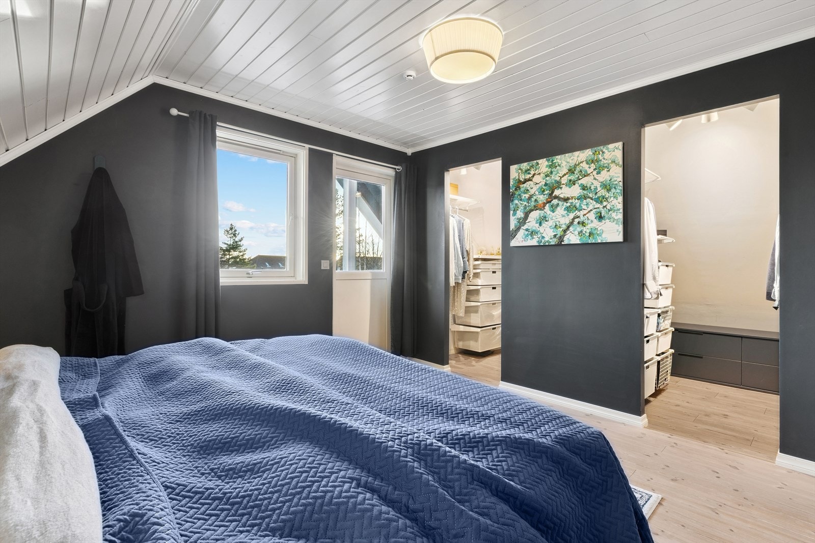 Romslig hovedsoverom med direkte tilgang til to walk-in closet - et drømmerom for deg som elsker oversikt og hverdagsro. Galleribilde