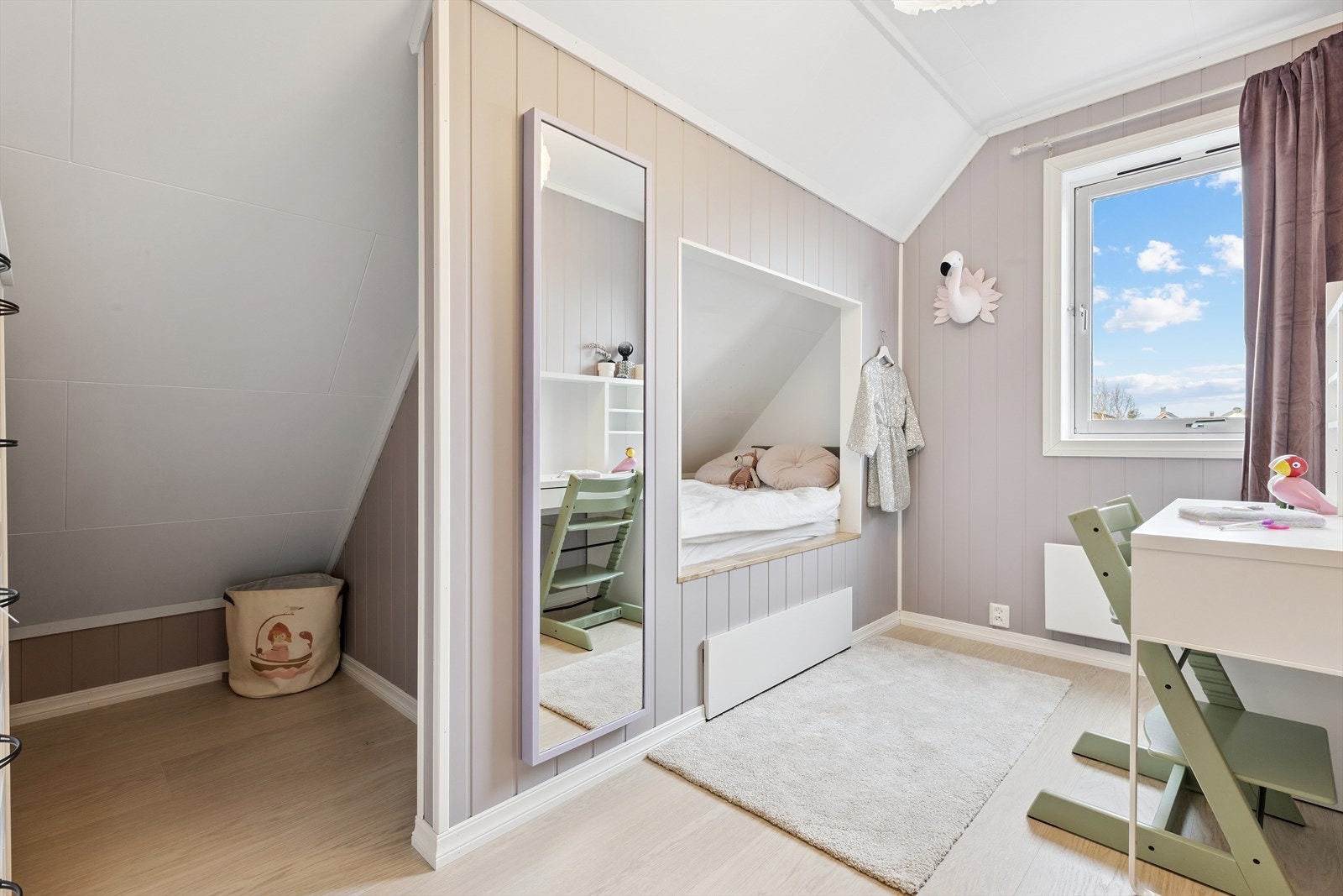 Smart og koselig barnerom med innebygd seng - mer plass til lek og fantasi. Galleribilde