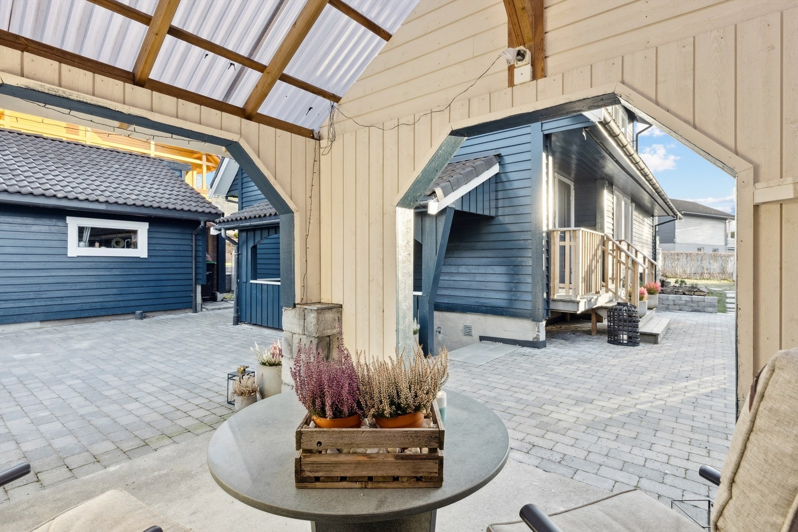 En koselig forlengelse av huset - utestuen inviterer til avslapning og samvær. Galleribilde