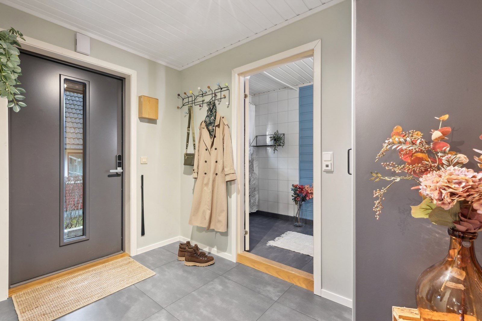 Velkommen inn! Romslig og hyggelig gang som gir deg plass til å henge i fra deg ytterklærne dine. Galleribilde