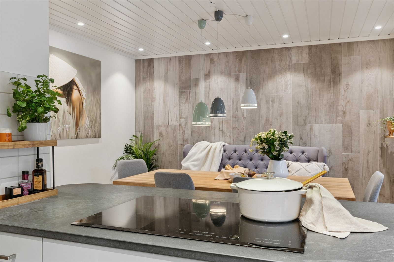 Kjøkkenet ble pusset opp i 2016 og fremstår som lekkert og tidløst. Galleribilde