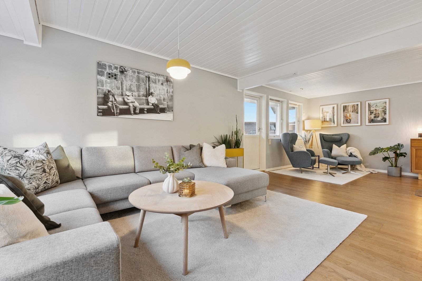 Stuen ligger i L-form og gir deg gode møbleringsmuligheter. Galleribilde