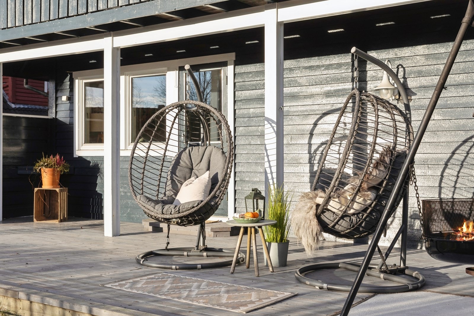 Hyggelig, skjermet balkong omgitt av frodig hekk - perfekt for sommerens rolige stunder. Galleribilde