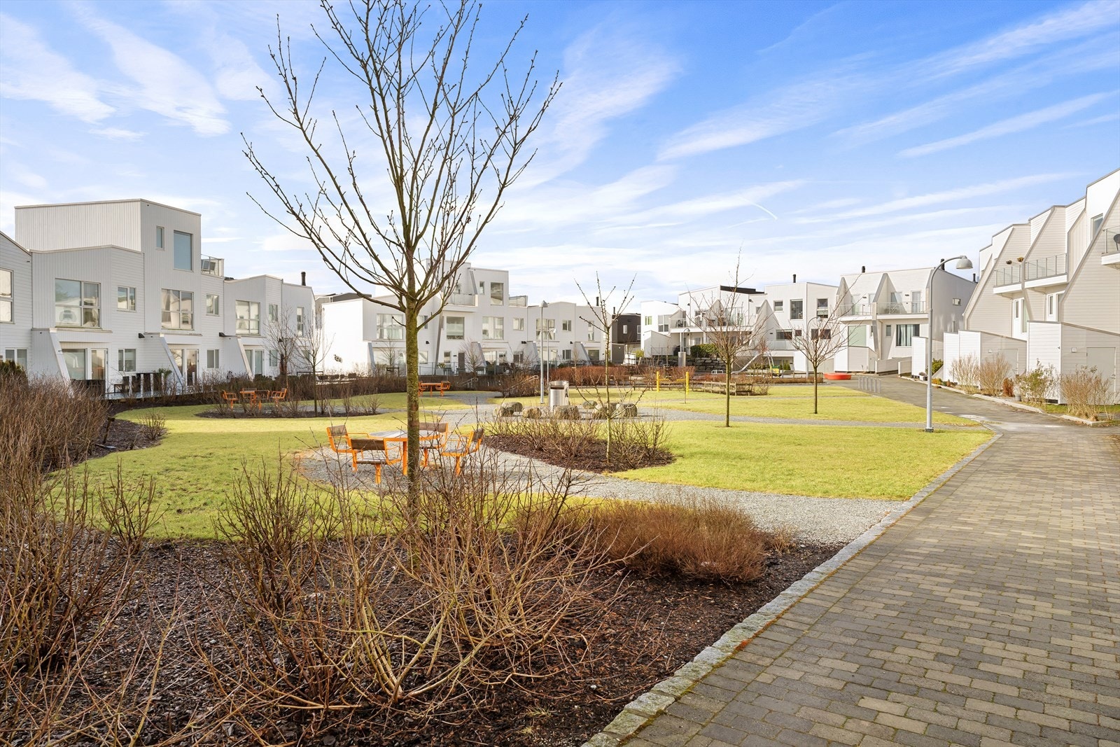 I tillegg til boligens gode kvaliteter er området rundt opparbeidet med flere lekeplasser og sosiale soner. Dette gjør nabolaget ideelt for både yngre og eldre, og gir et hyggelig fellesskap med mange muligheter for både avslapning og sosiale aktiviteter. Galleribilde