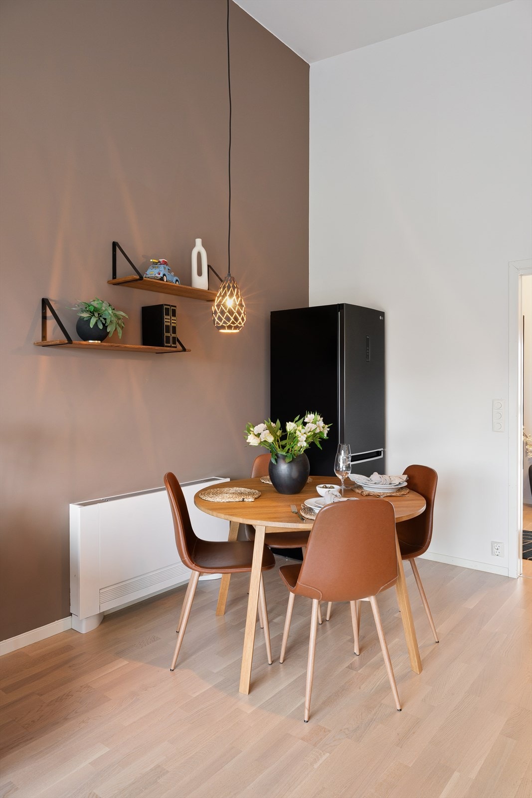 Her er det plass til å innrede både en komfortabel sofagruppe og en spisegruppe, perfekt for både hverdagsliv og gjester. Galleribilde