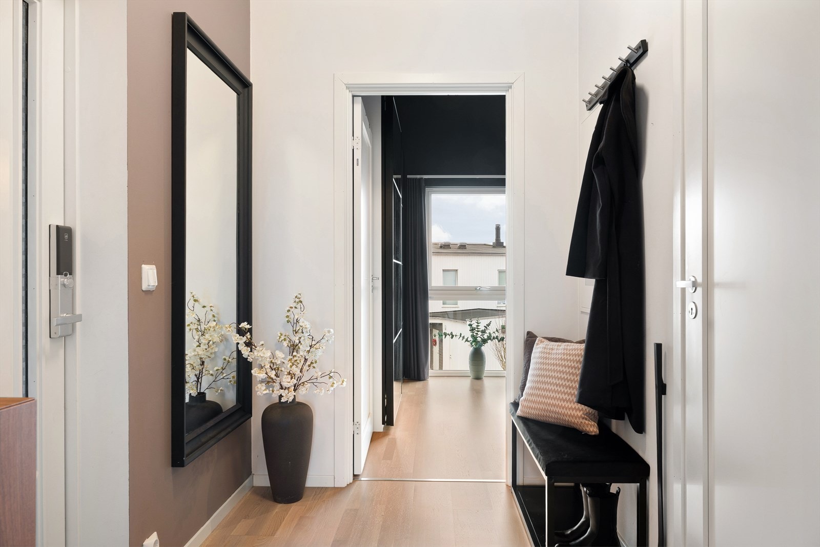 Hjemmet ønsker deg velkommen med en innbydende entré, preget av lune, trendy overflater og gjennomgående flott parkett som gir et elegant og helhetlig uttrykk i hele boligen. Galleribilde