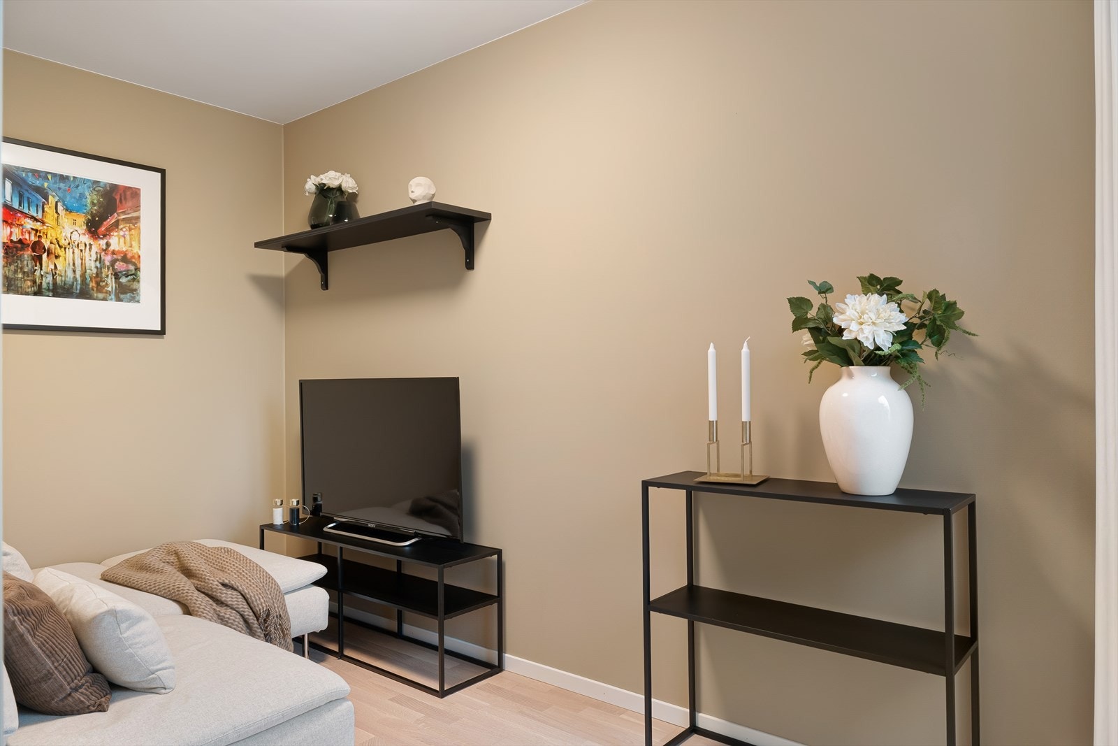 Rommet benyttes i dag som en tv-stue/gjesterom, men kan enkelt innredes etter behov som for eksempel barnerom, gjesterom eller hjemmekontor. Galleribilde