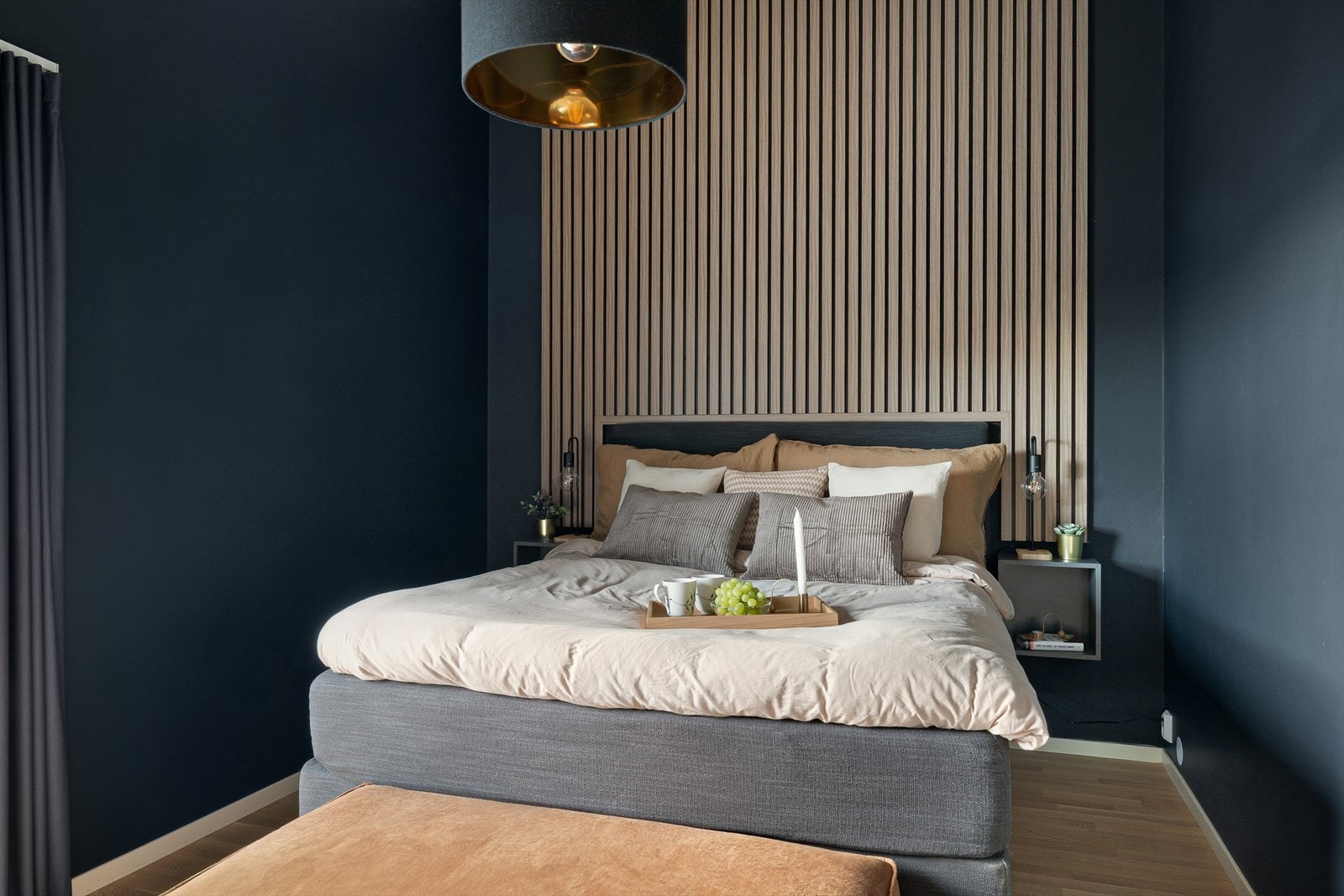 Hovedsoverommet er romslig utformet med god plass til dobbeltseng og annet soveromsmøblement. Galleribilde