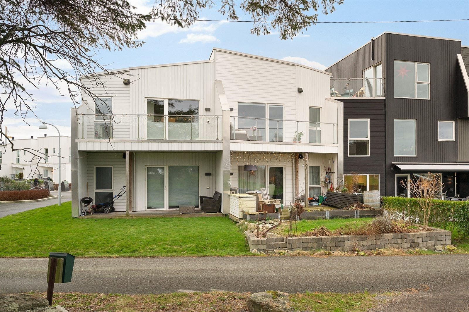 Leiligheten ligger i et nyetablert og bilfritt tun som er både rolig og pent opparbeidet, samtidig som du har kort vei til flotte turområder, skoler, barnehager, kollektivtilbud og dagligvarebutikker - en perfekt beliggenhet for et aktivt og praktisk liv. Galleribilde