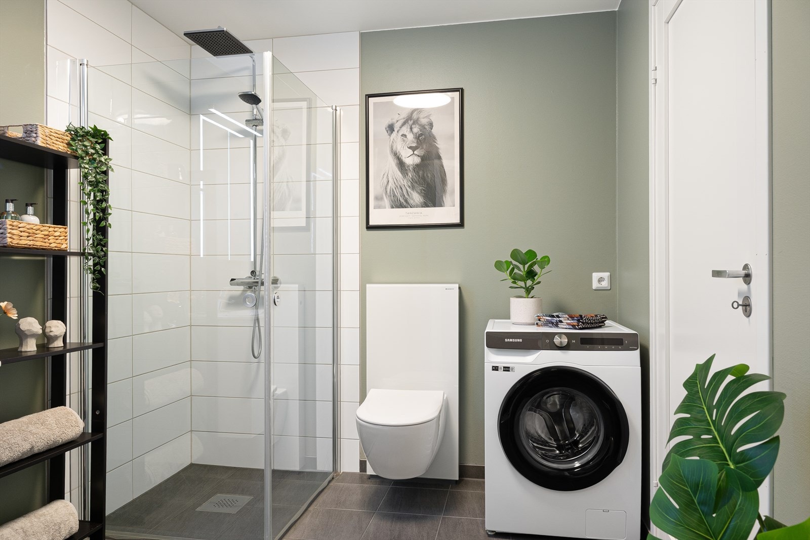 Badet er pent og er tidløst innredet. De mørke flisene på gulvet skaper en stilren kontrast til grønntonen på veggene og flisene i dusjsonen. Galleribilde